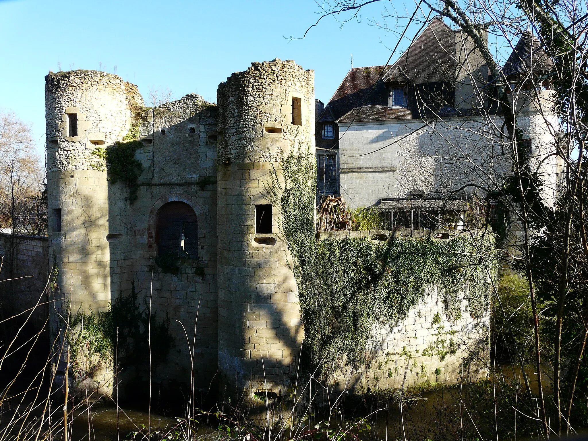 Photo showing: Le château de Rognac vu depuis le sud-ouest, Bassillac, Dordogne, France