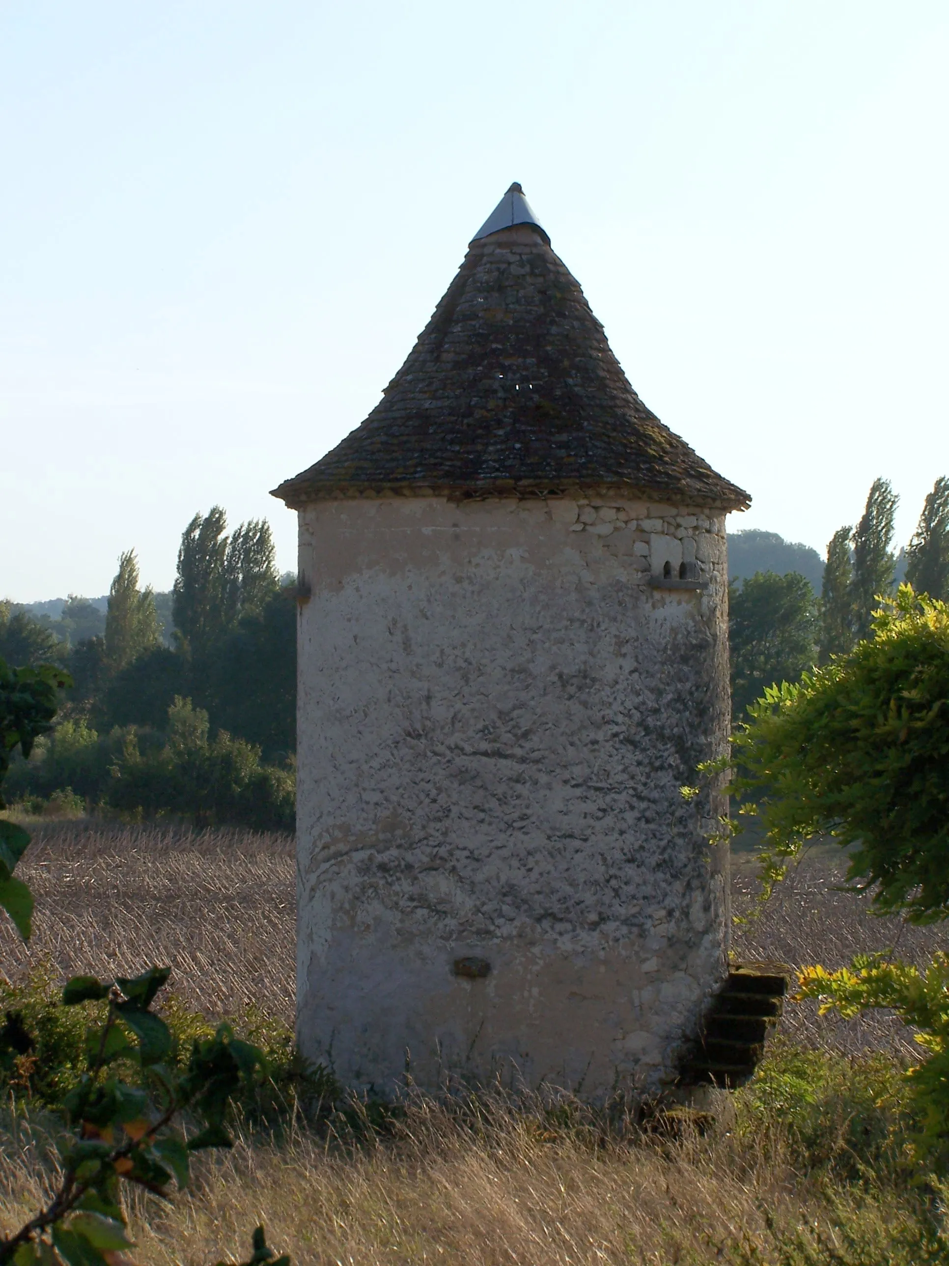 Photo showing: Dovecote tower in Esclottes (Lot-et-Garonne, France)