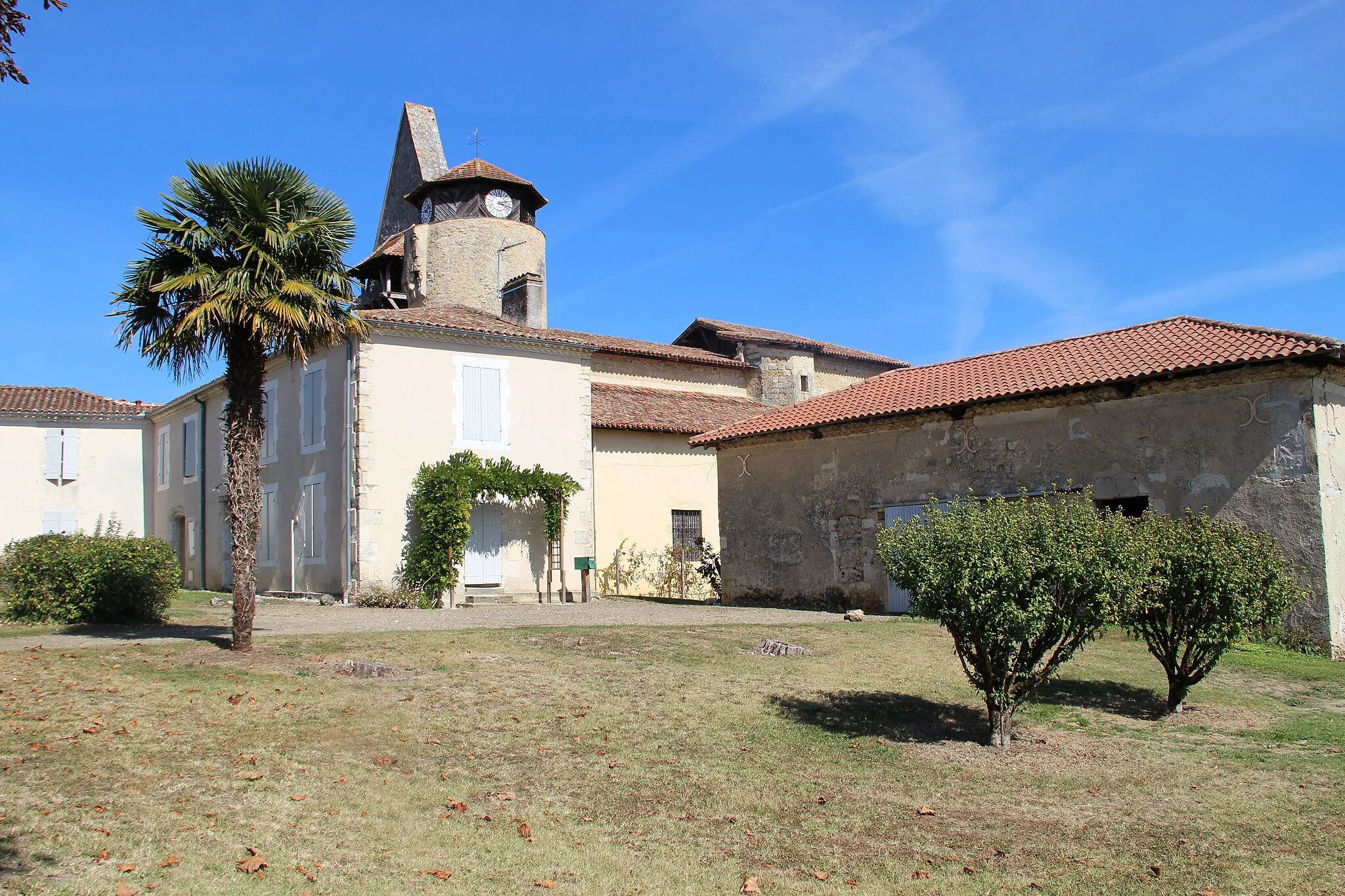 Photo showing: This building is indexed in the base Mérimée, a database of architectural heritage maintained by the French Ministry of Culture, under the reference PA00084022 .