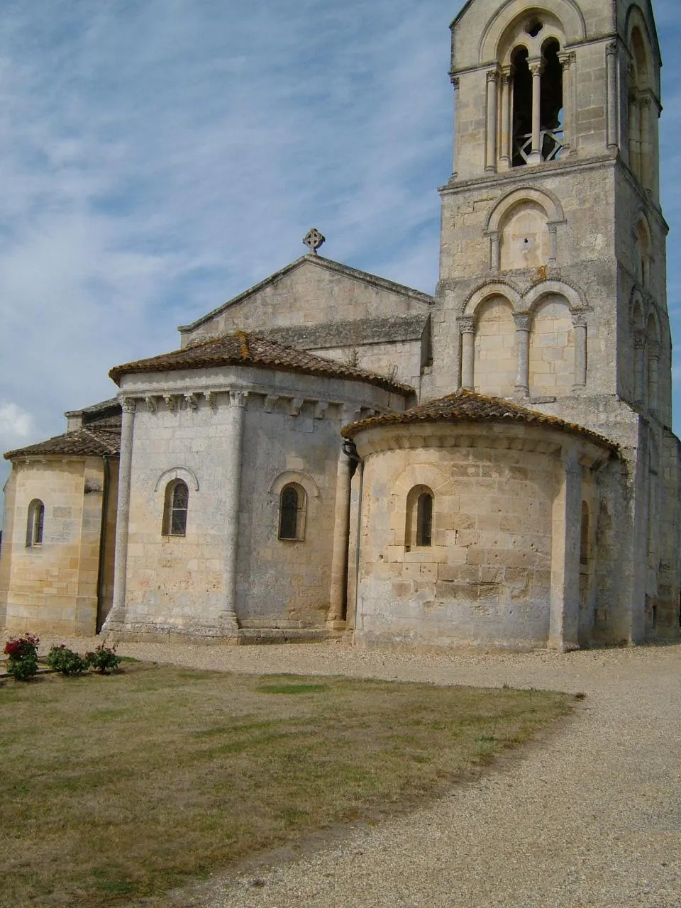 Photo showing: Mombrier, Gironde. Chevet de l'église. Abside et clocher romans, absidioles et départ de la flèche du XIX° siècle.