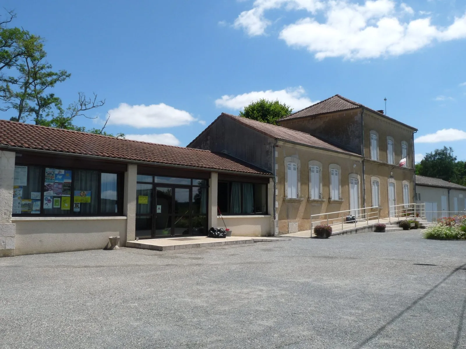 Photo showing: Mairie et salle communale de Caubeyres, Lot-et-Garonne, France