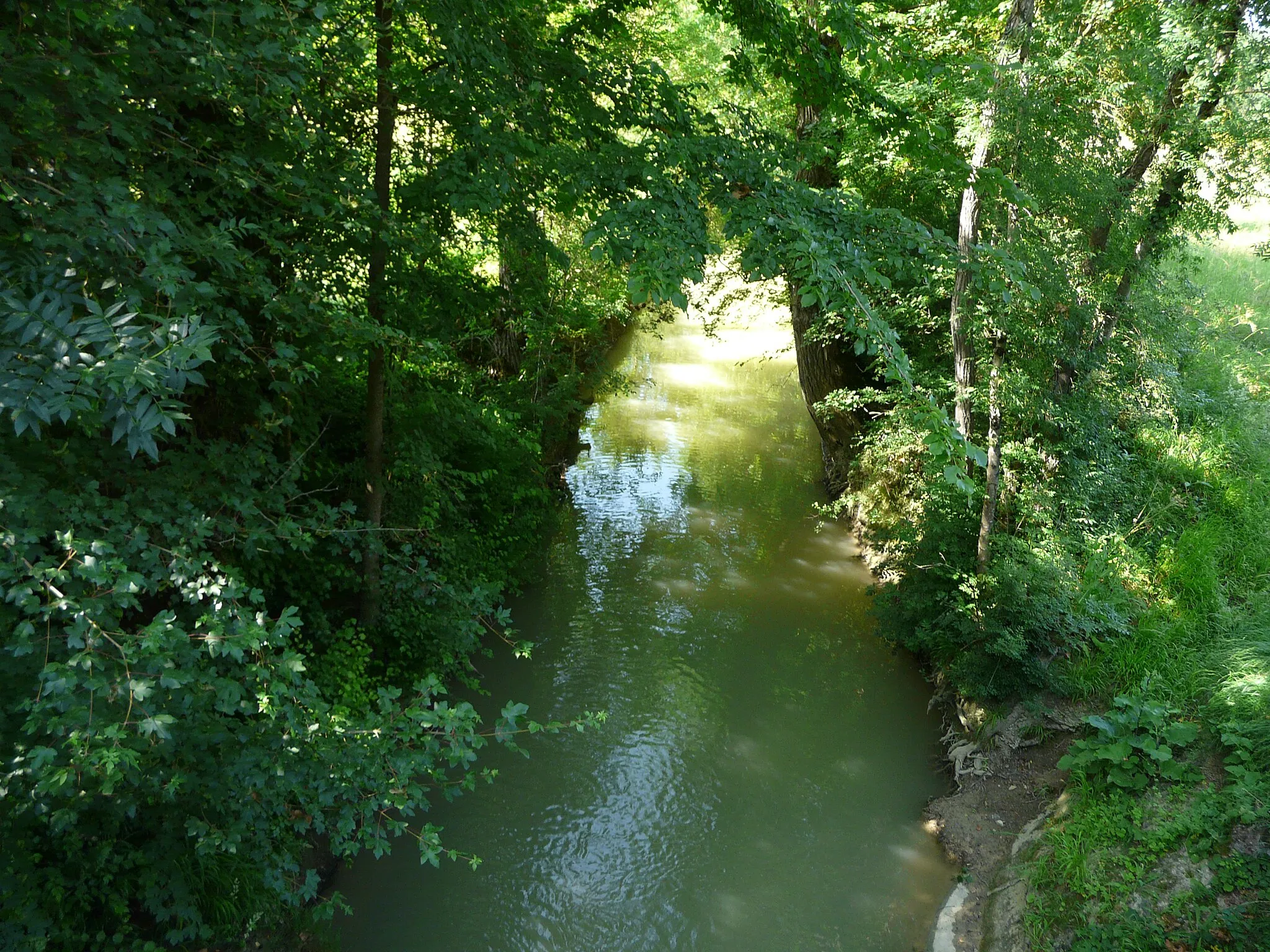 Photo showing: En aval de la route départementale 656, l'Auvignon marque la limite entre les communes de Calignac (à gauche) et Saumont (à droite) ; Lot-et-Garonne, France.