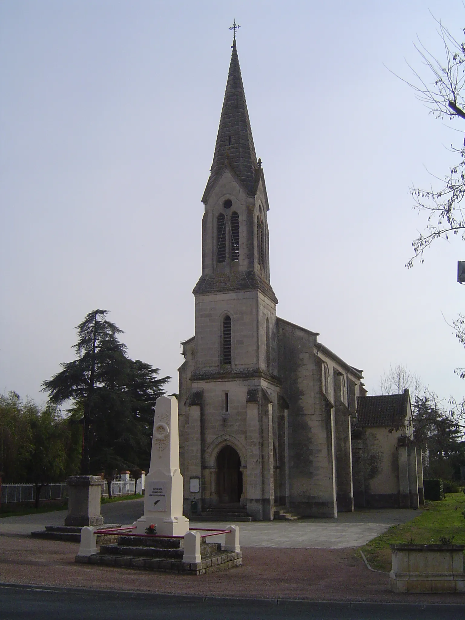 Photo showing: Vue sur l'église de Saint Léger