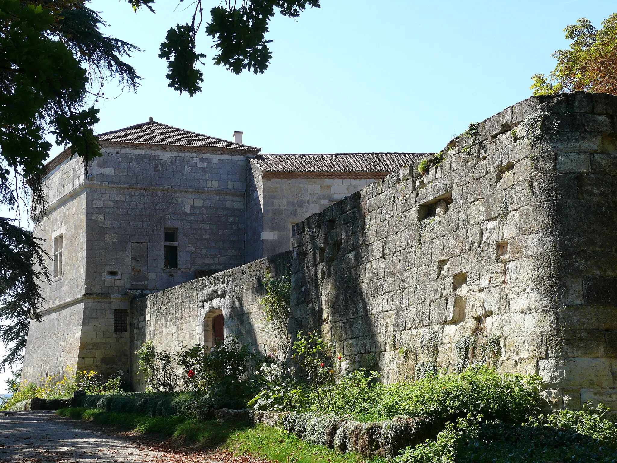 Photo showing: Estillac - Entrée du château