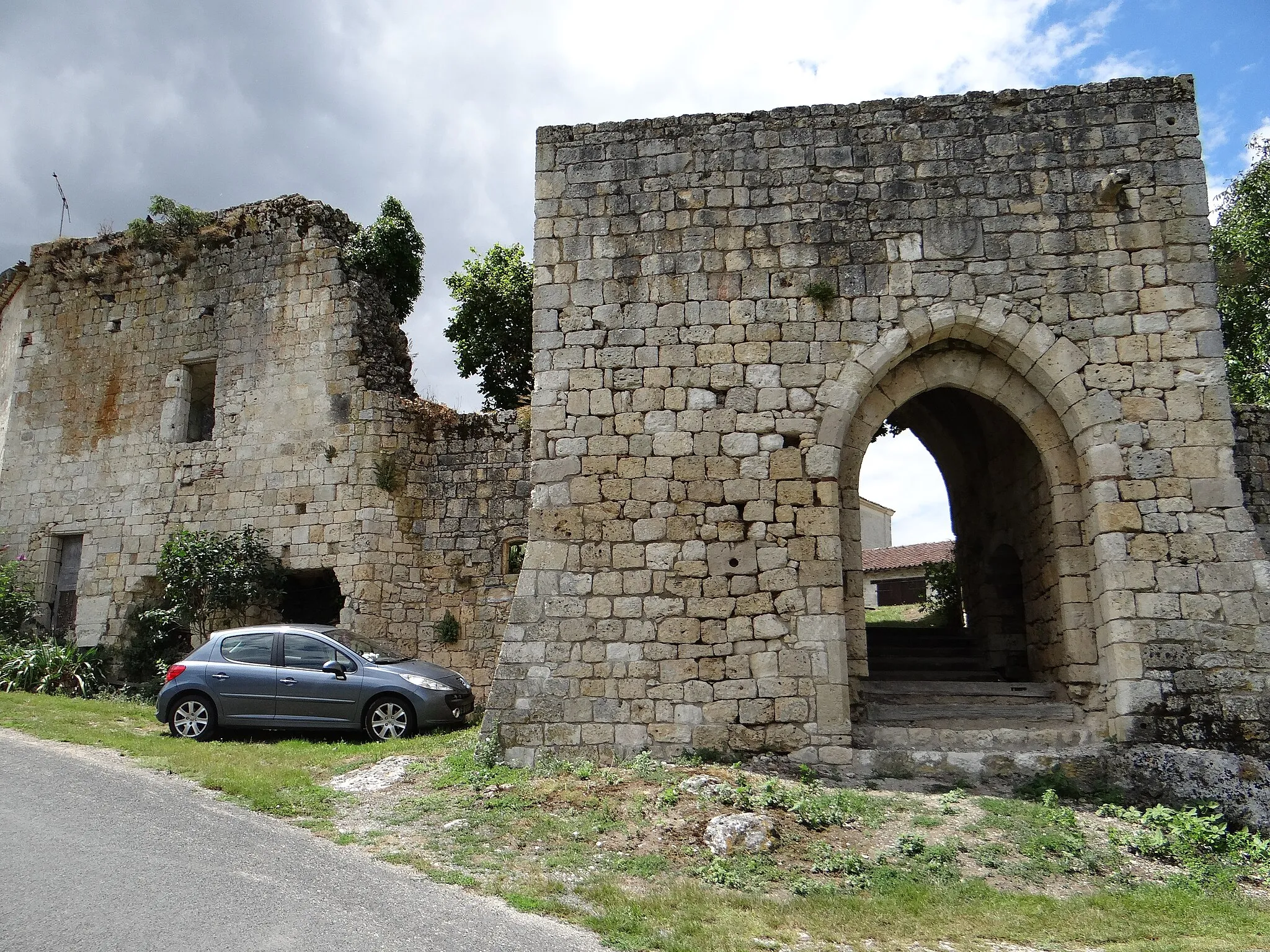 Photo showing: Château de Frespech - Porte du rempart