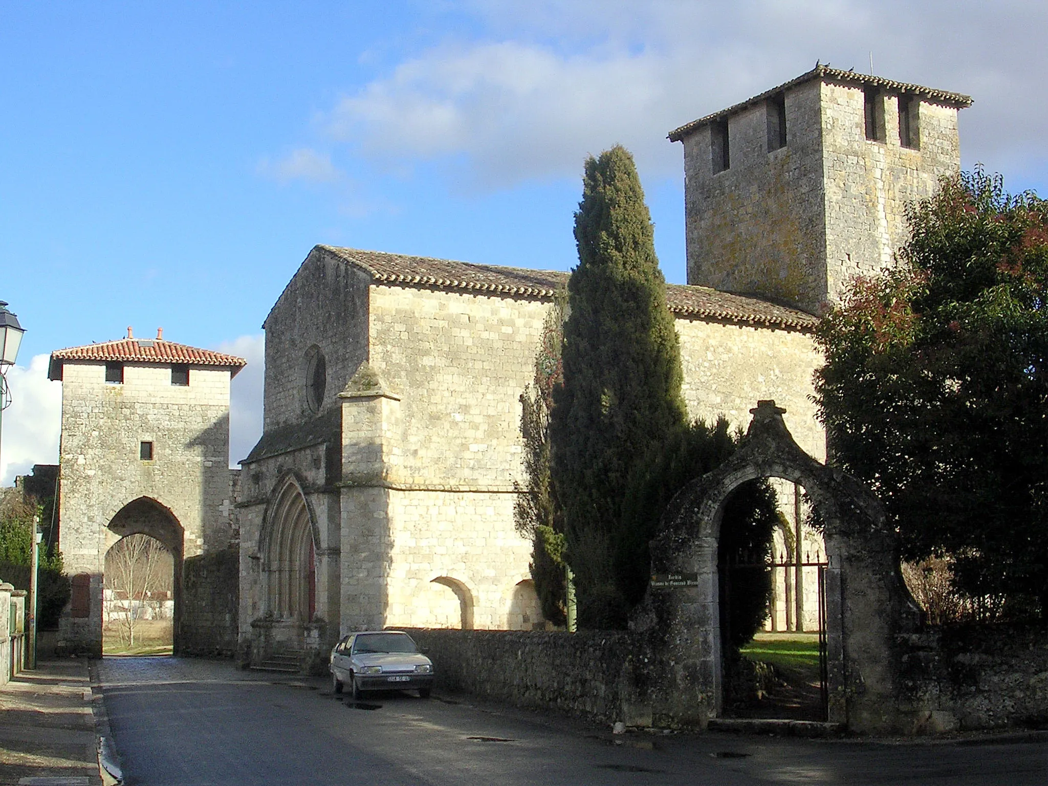 Photo showing: Vianne, l'église et une des portes de la ville bastide (Lot-et-Garonne, France)