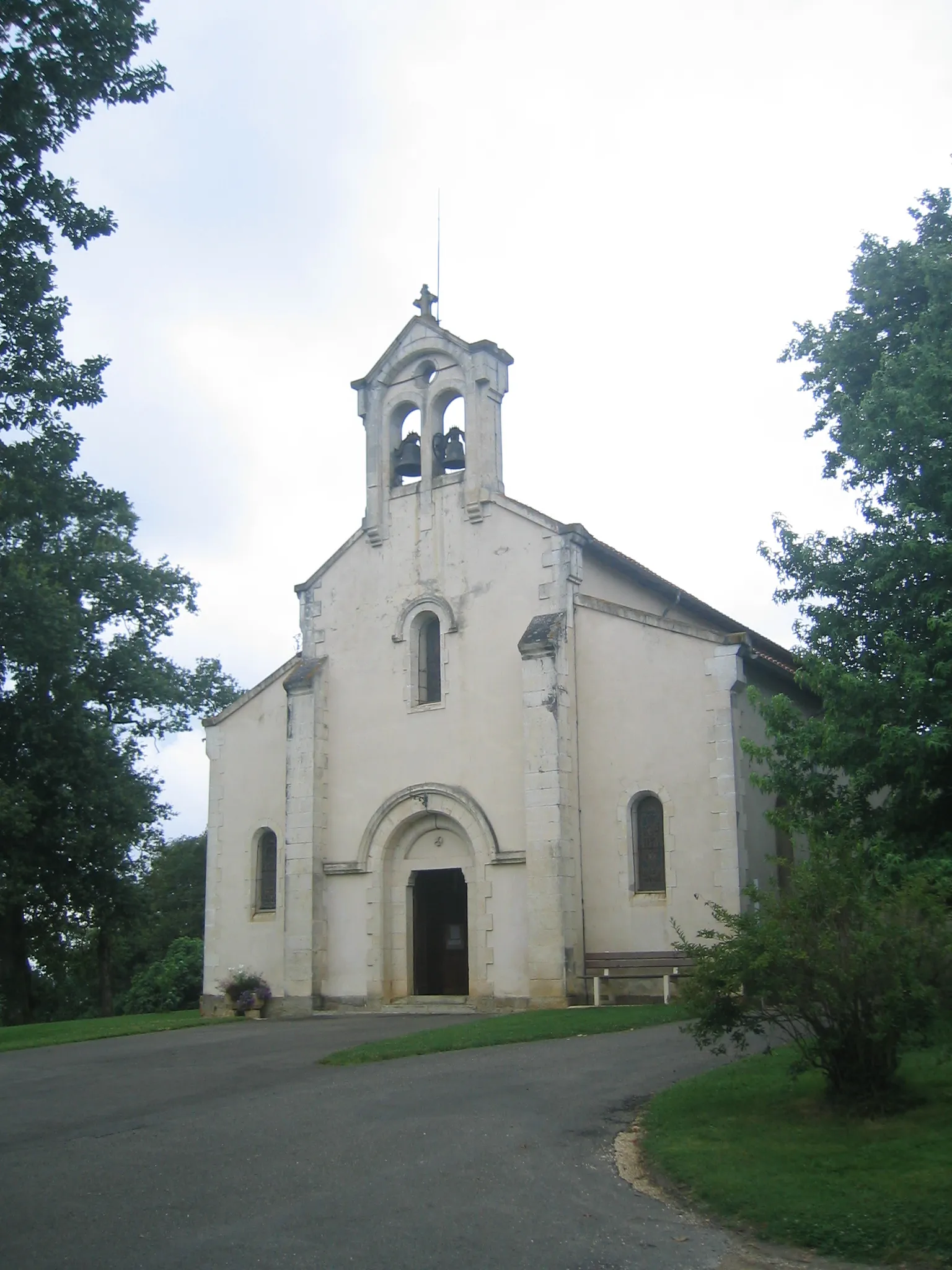Photo showing: Église Miramont-Sensacq - the church in Miramont-Sensacq, France (Note: Picture has Geotag information stored in EXIF.)