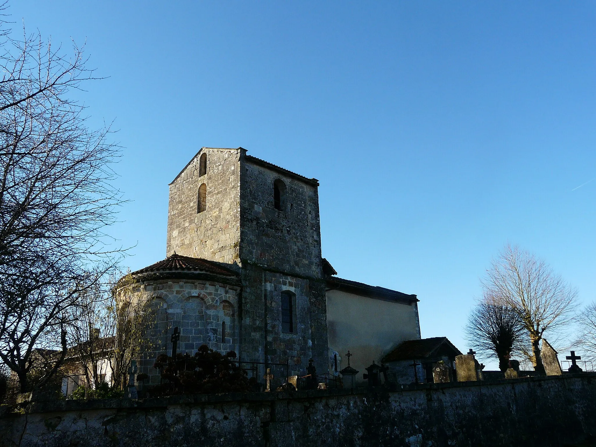 Photo showing: L'angle nord-est de l'église de Cantillac, Dordogne, France.