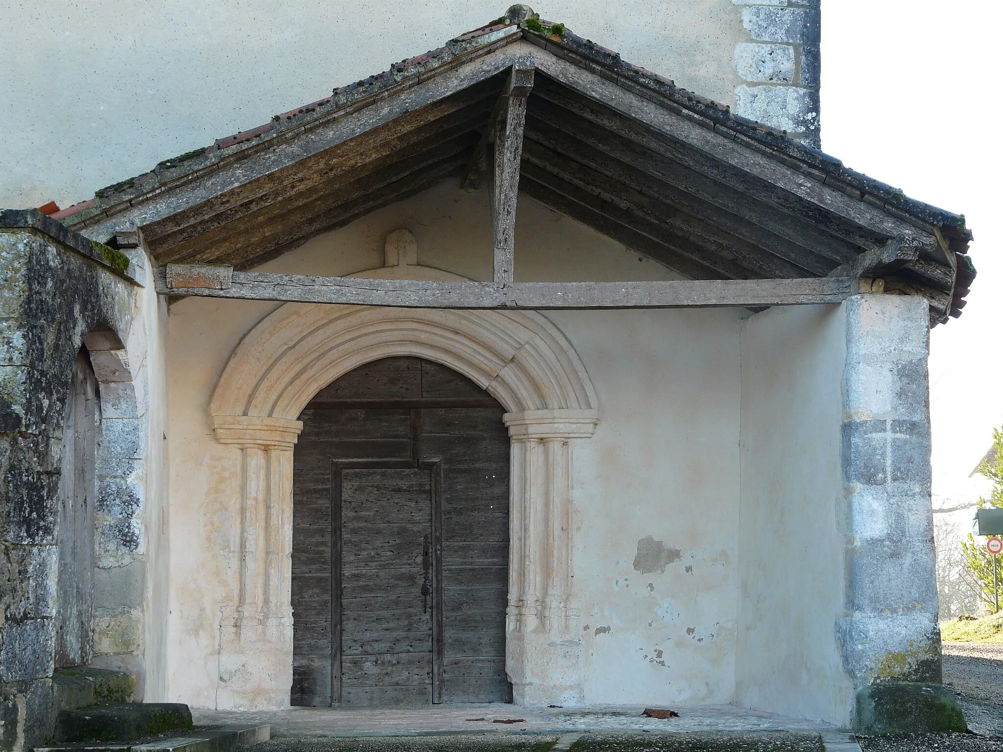 Photo showing: Le porche de l'église de Cantillac, Dordogne, France.
