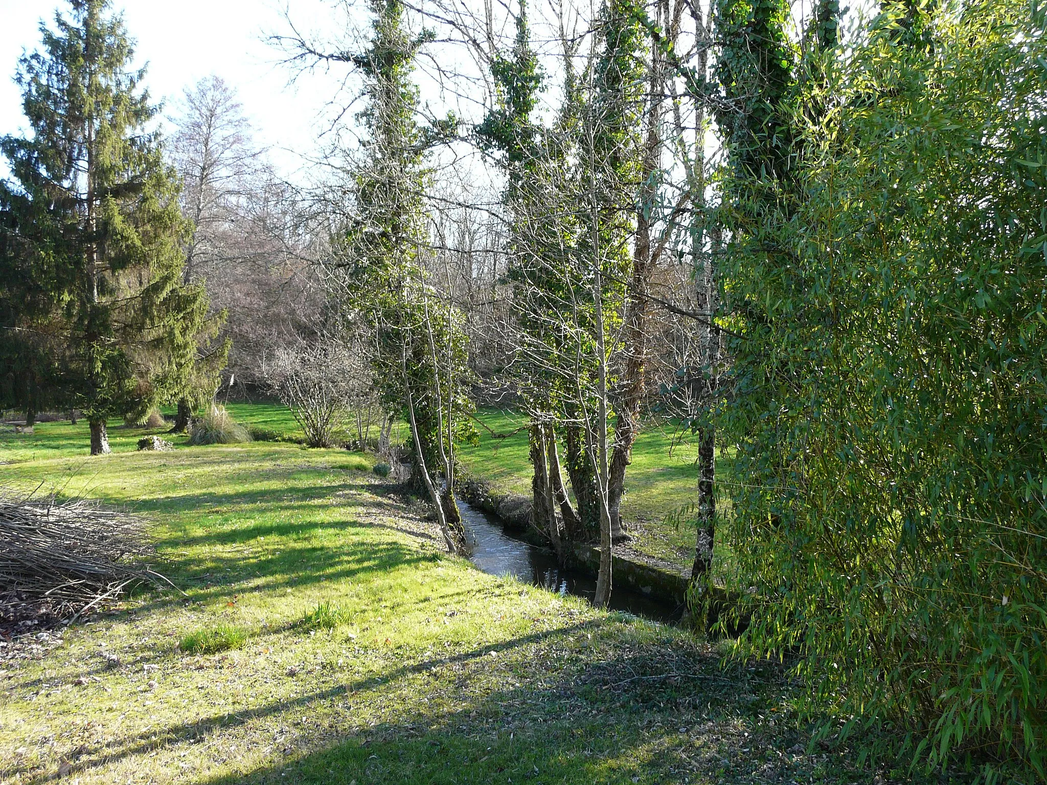 Photo showing: Ruisseau la Belle en contrebas du bourg de Monsec, Dordogne, France. Vue prise en direction de l'amont.