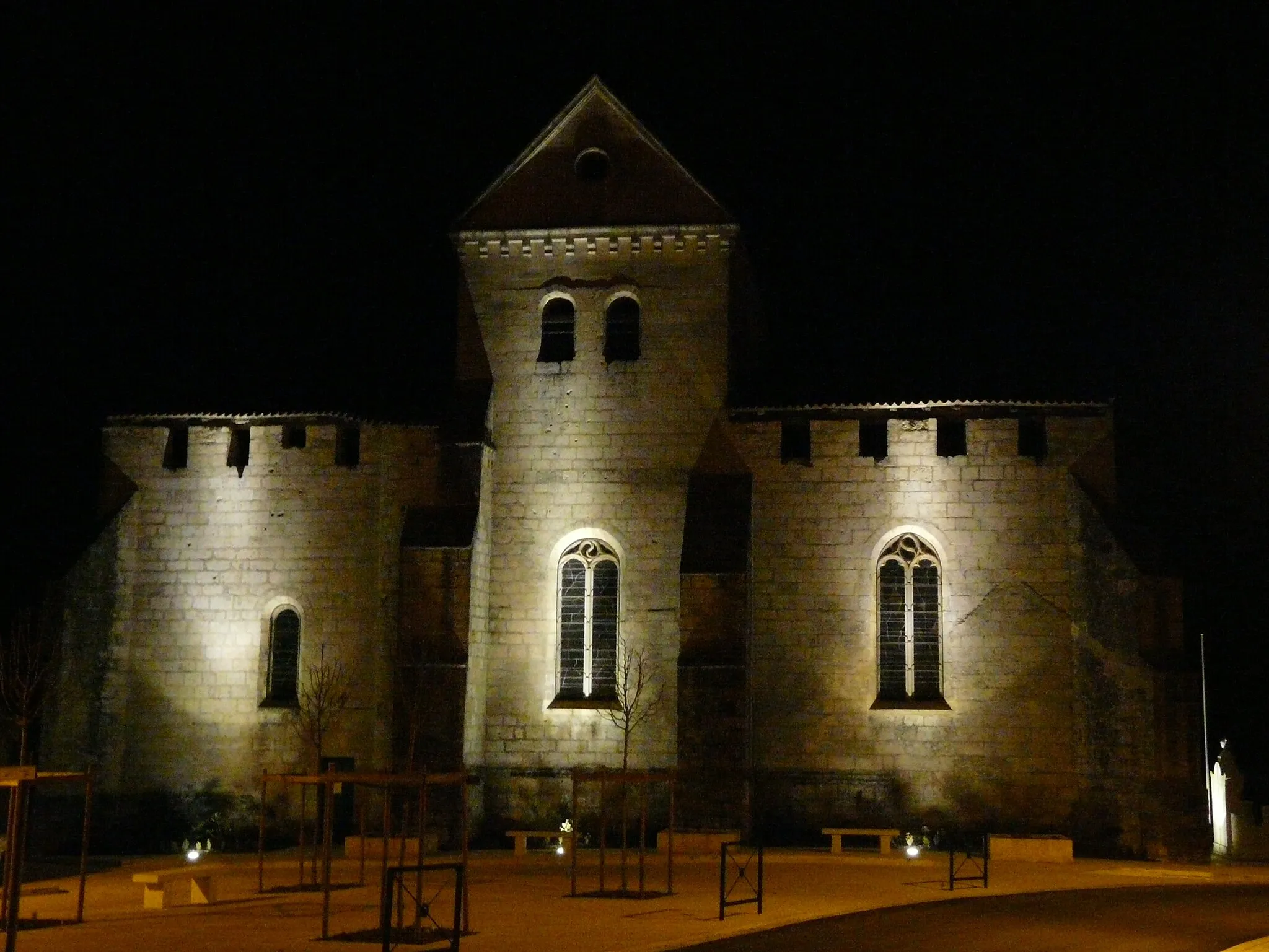 Photo showing: La façade sud de l'église Notre-Dame de la Nativité, Monsec, Dordogne, France. Photo prise de nuit.