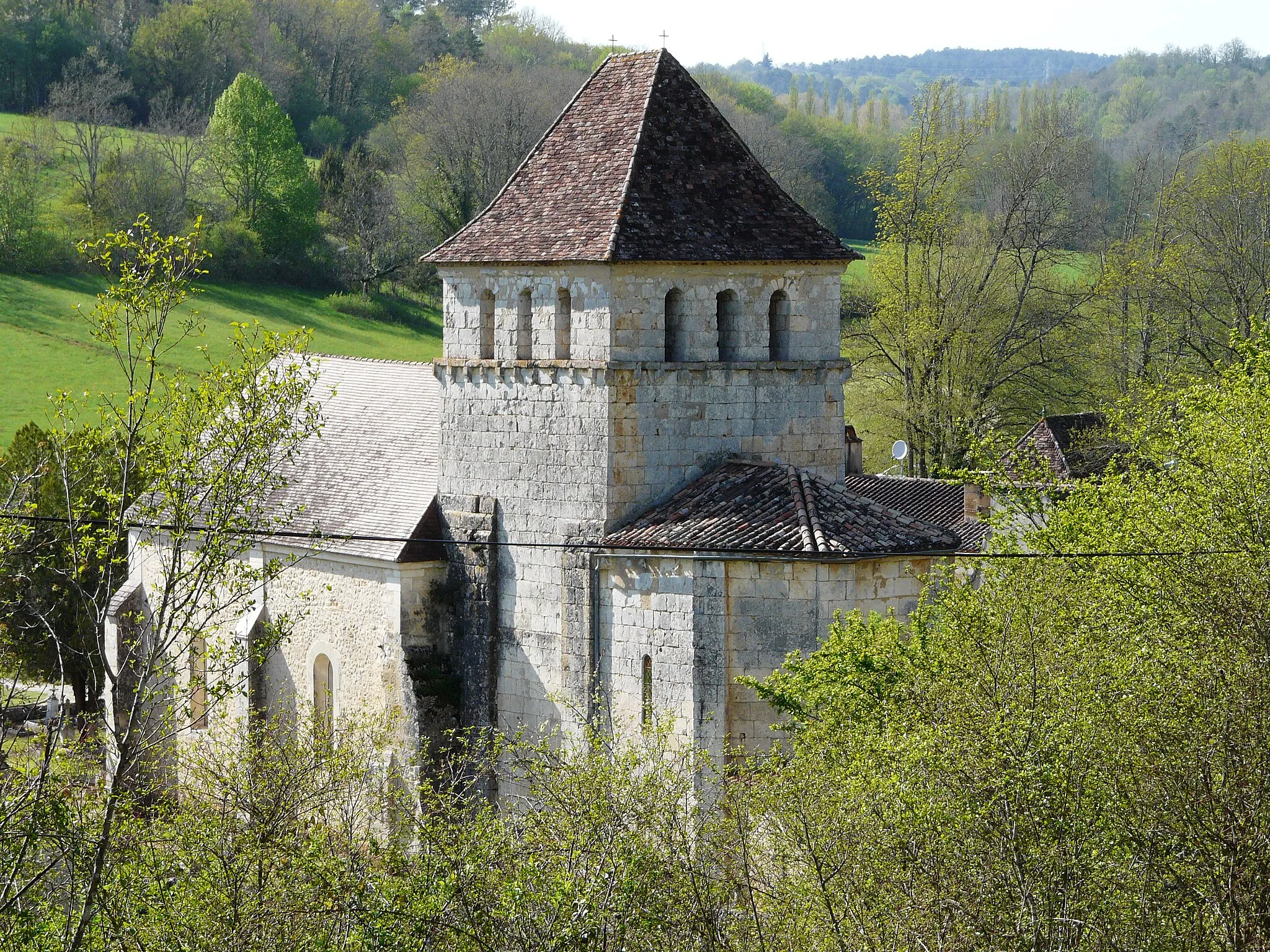 Photo showing: L'église Saint-Pierre-ès-Liens vue depuis le sud-est, Queyssac, Dordogne, France.