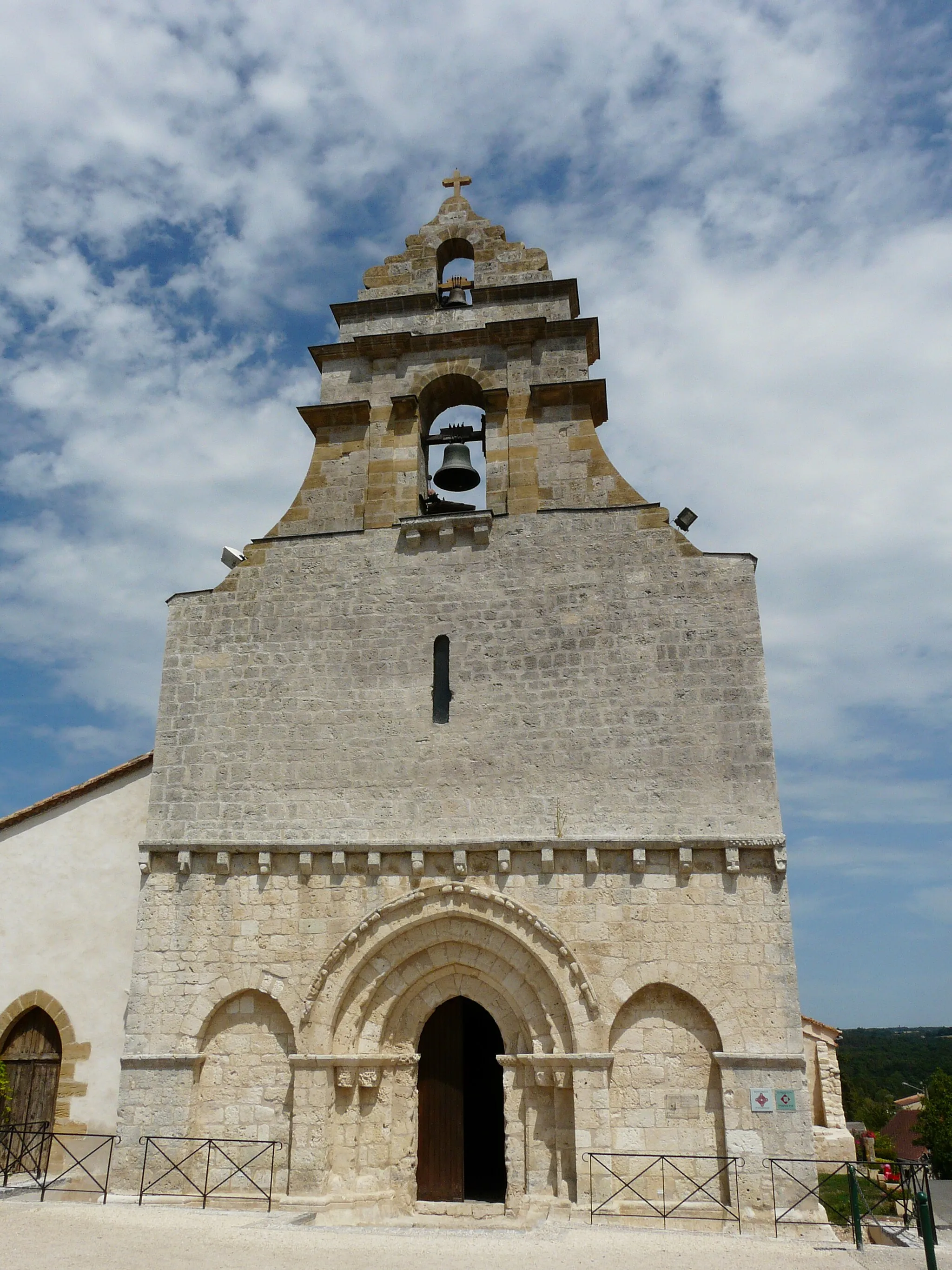 Photo showing: La façade occidentale de l'église Saint-Jean-Baptiste, Saint-Nexans, Dordogne, France.