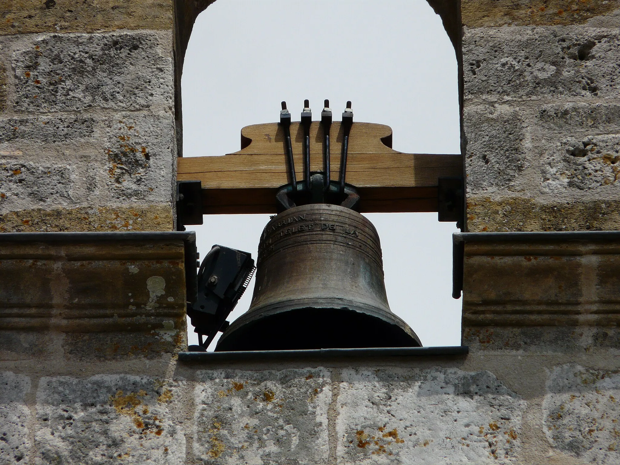 Photo showing: La cloche supérieure de l'église Saint-Jean-Baptiste, Saint-Nexans, Dordogne, France.