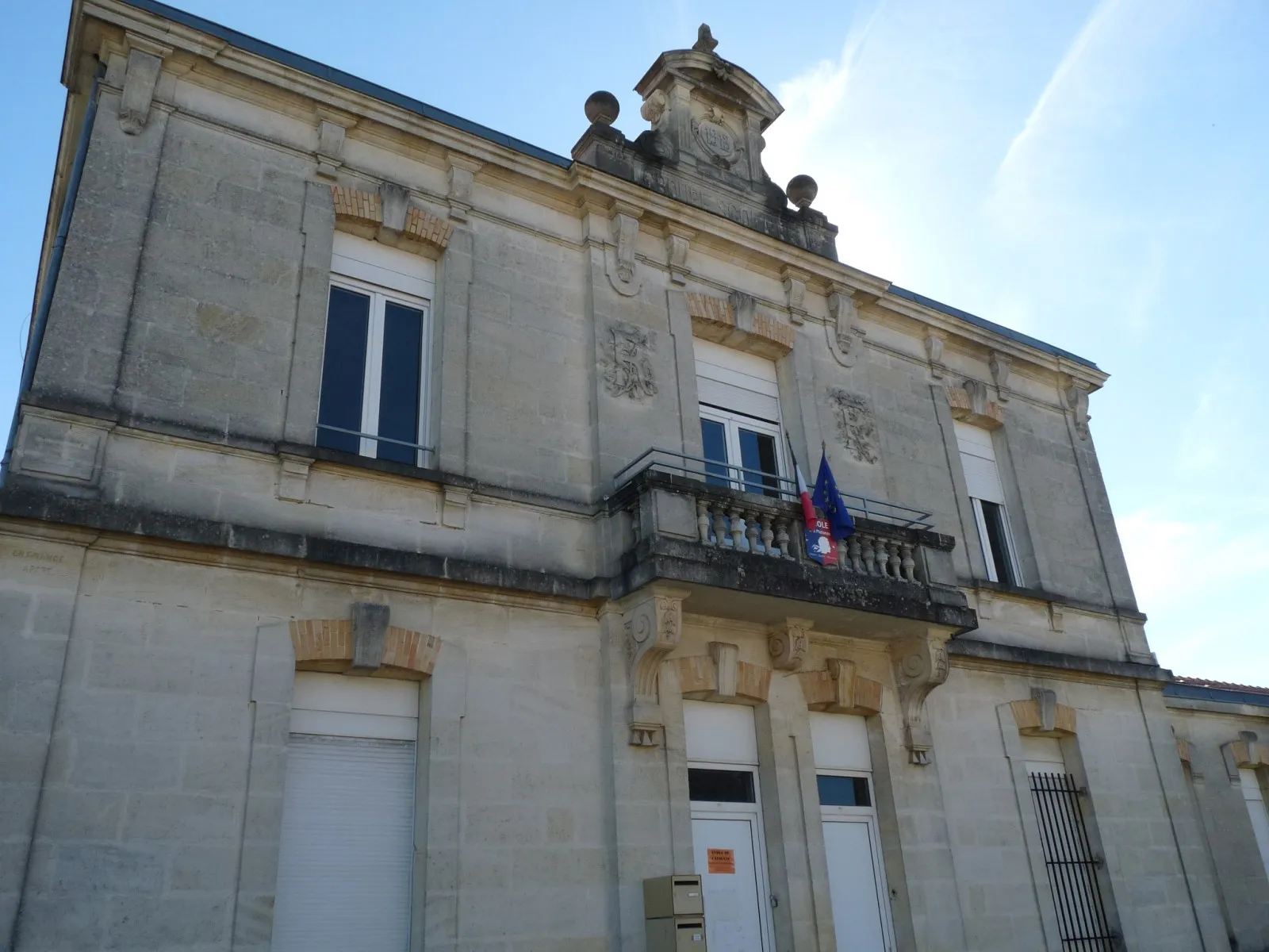 Photo showing: Ecole Les Platanes, Cavignac, Gironde, France