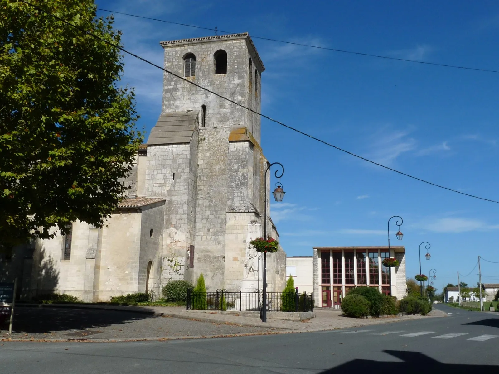 Photo showing: Eglise et salle des fêtes de Cézac, Gironde, France