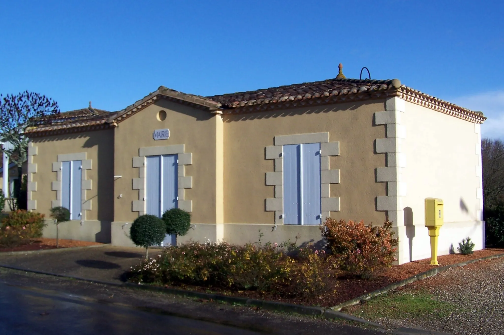 Photo showing: Town hall of Masseilles (Gironde, France)