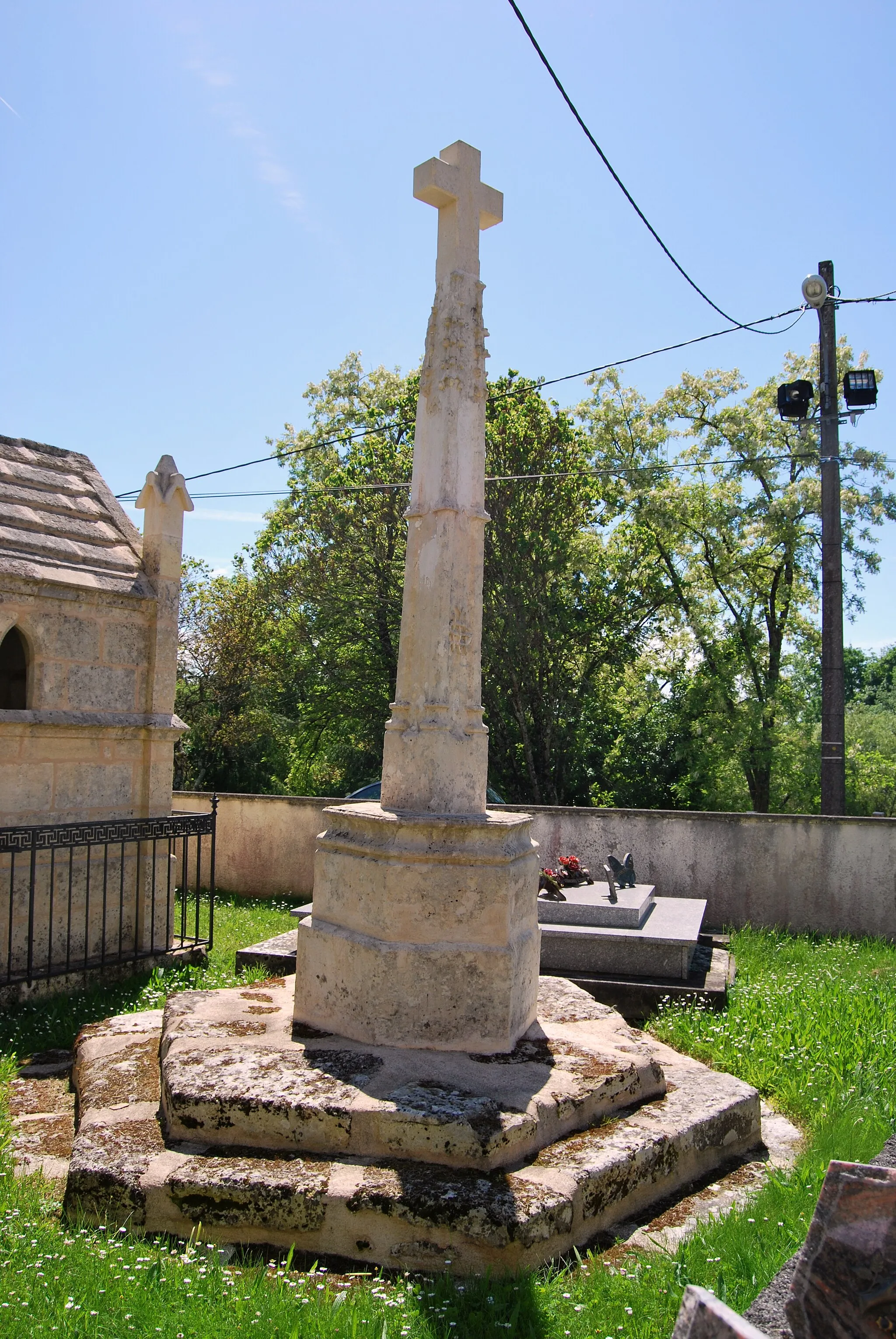 Photo showing: Dardenac église