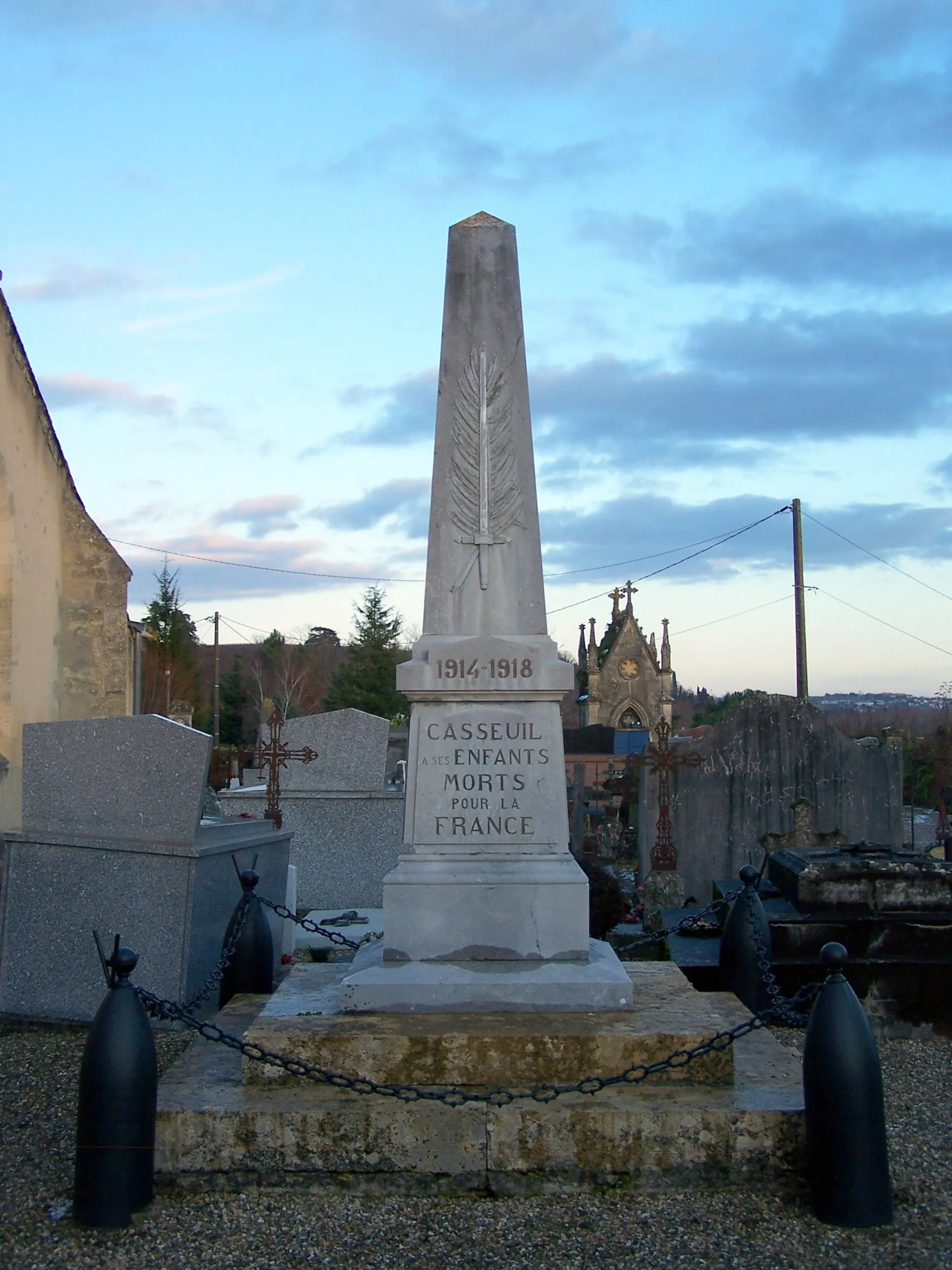 Photo showing: War memorial of Casseuil (Gironde, France)