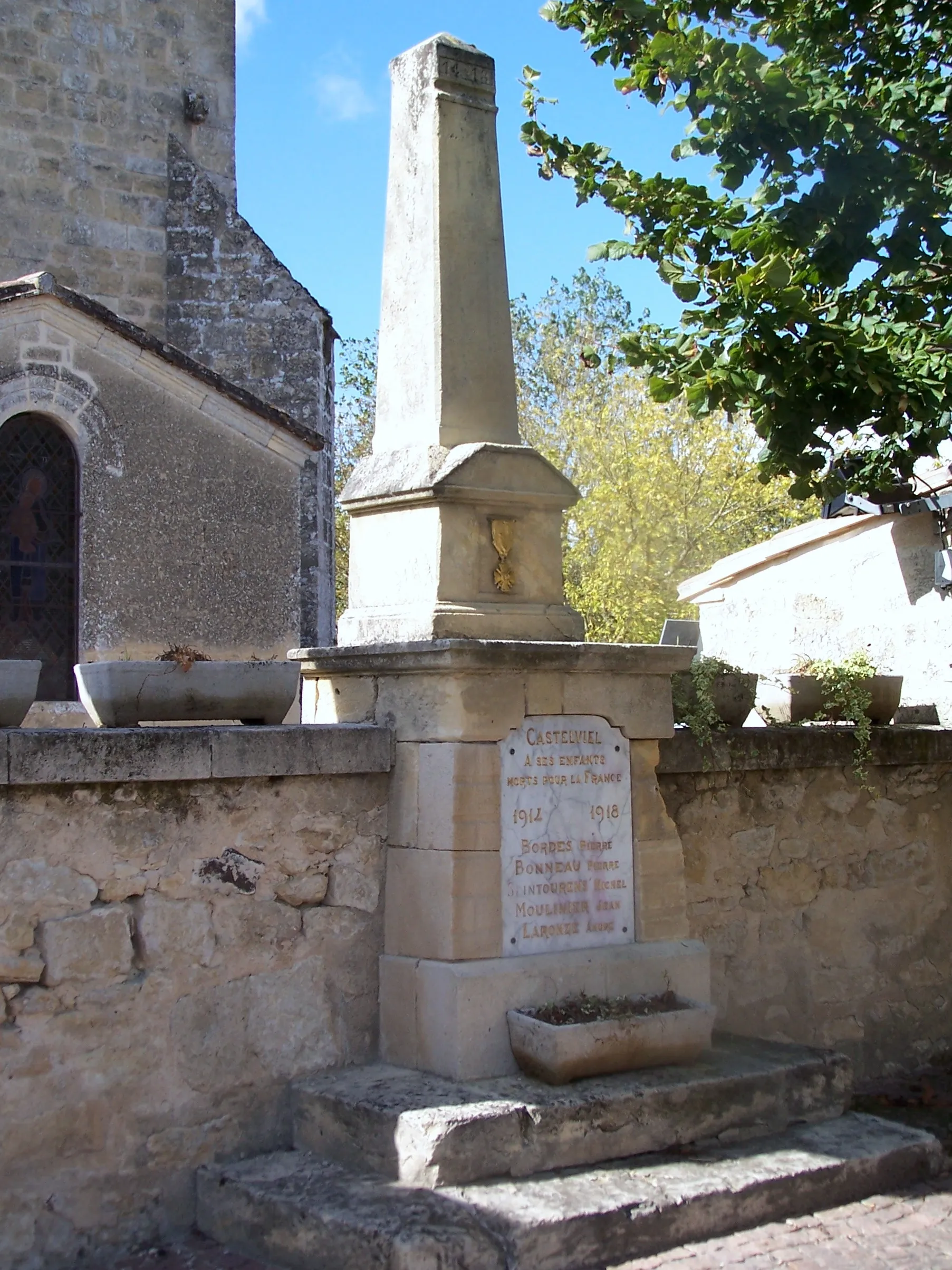 Photo showing: War memorial of Castelviel (Gironde, France)