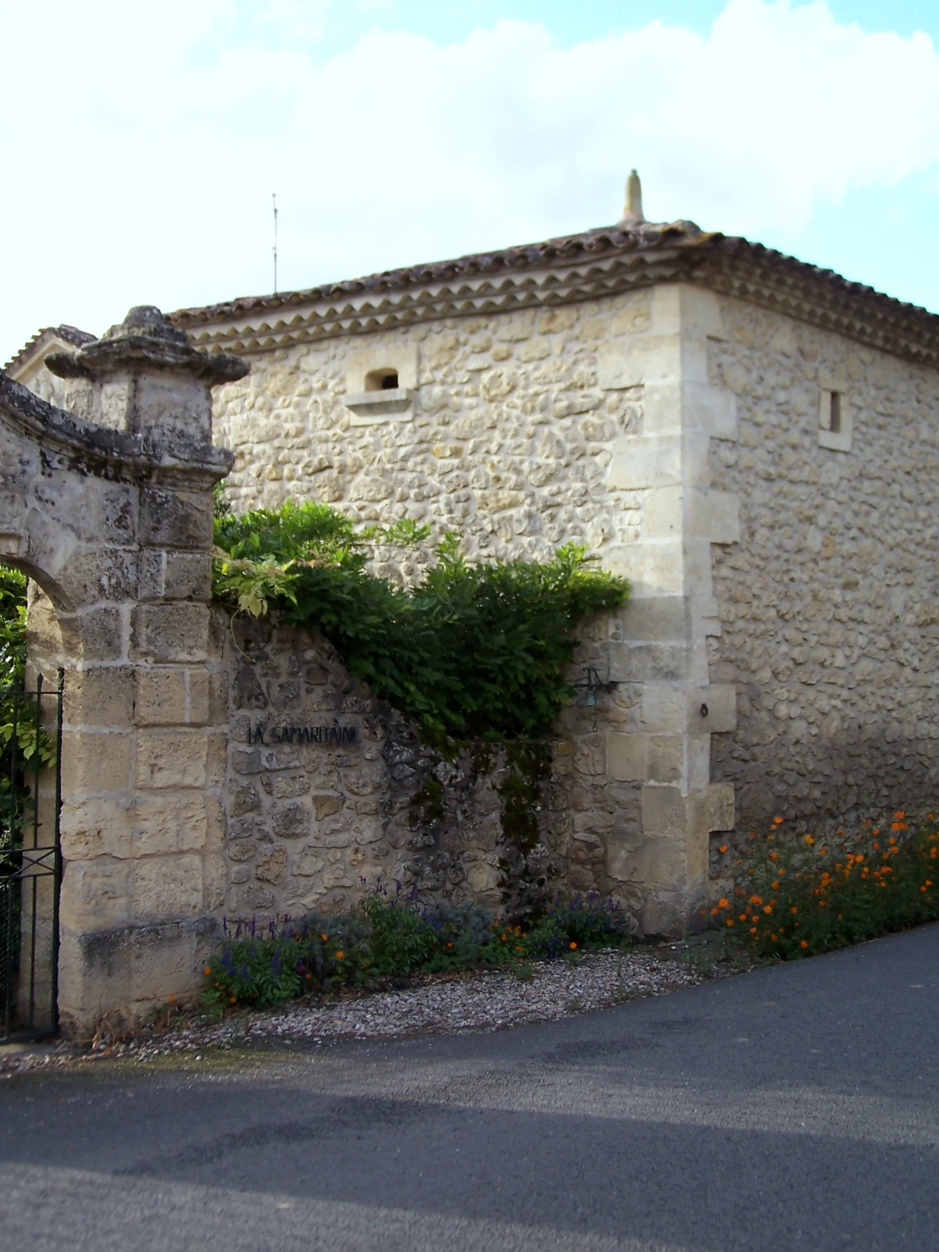 Photo showing: Dovecote tower in the village of Coirac (Gironde, France)