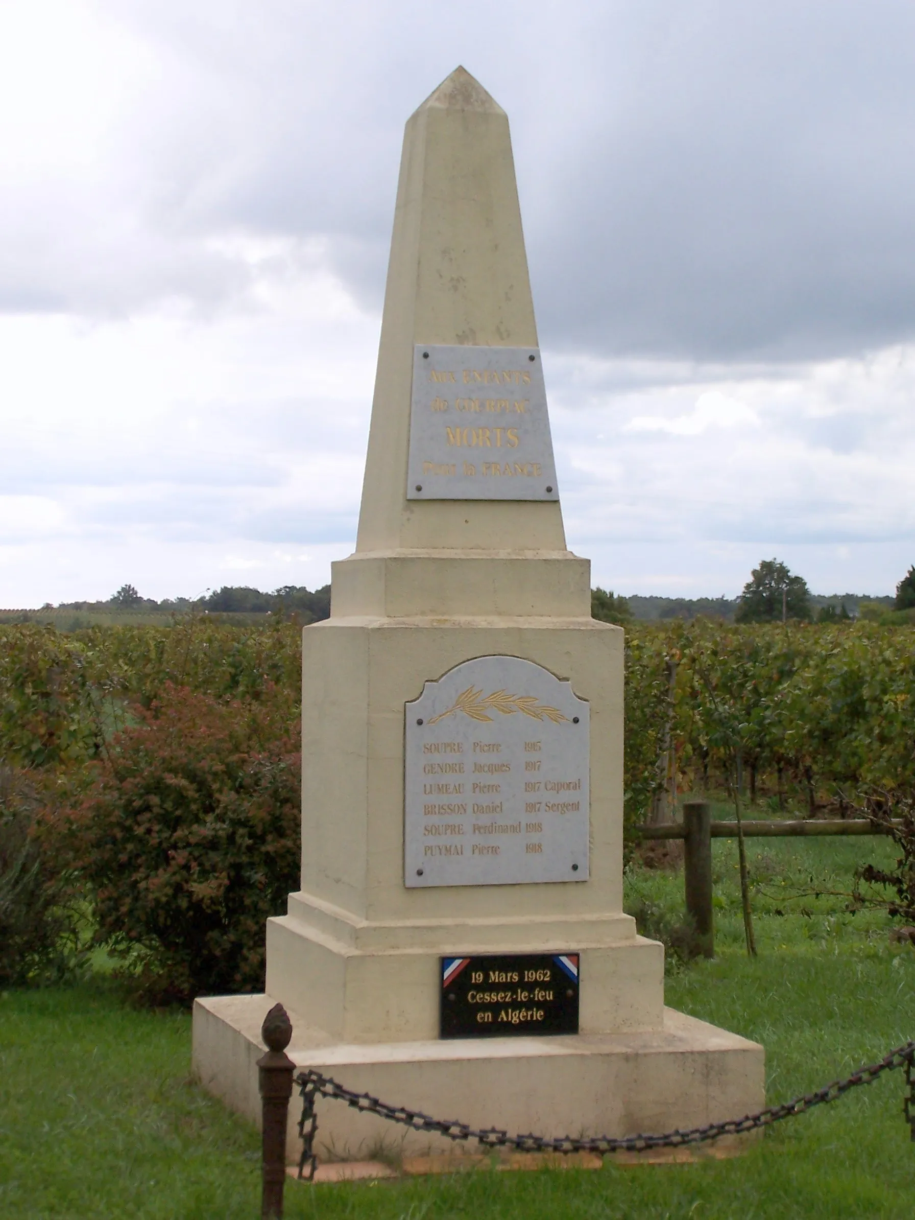 Photo showing: War memorial of Courpiac (Gironde, France)