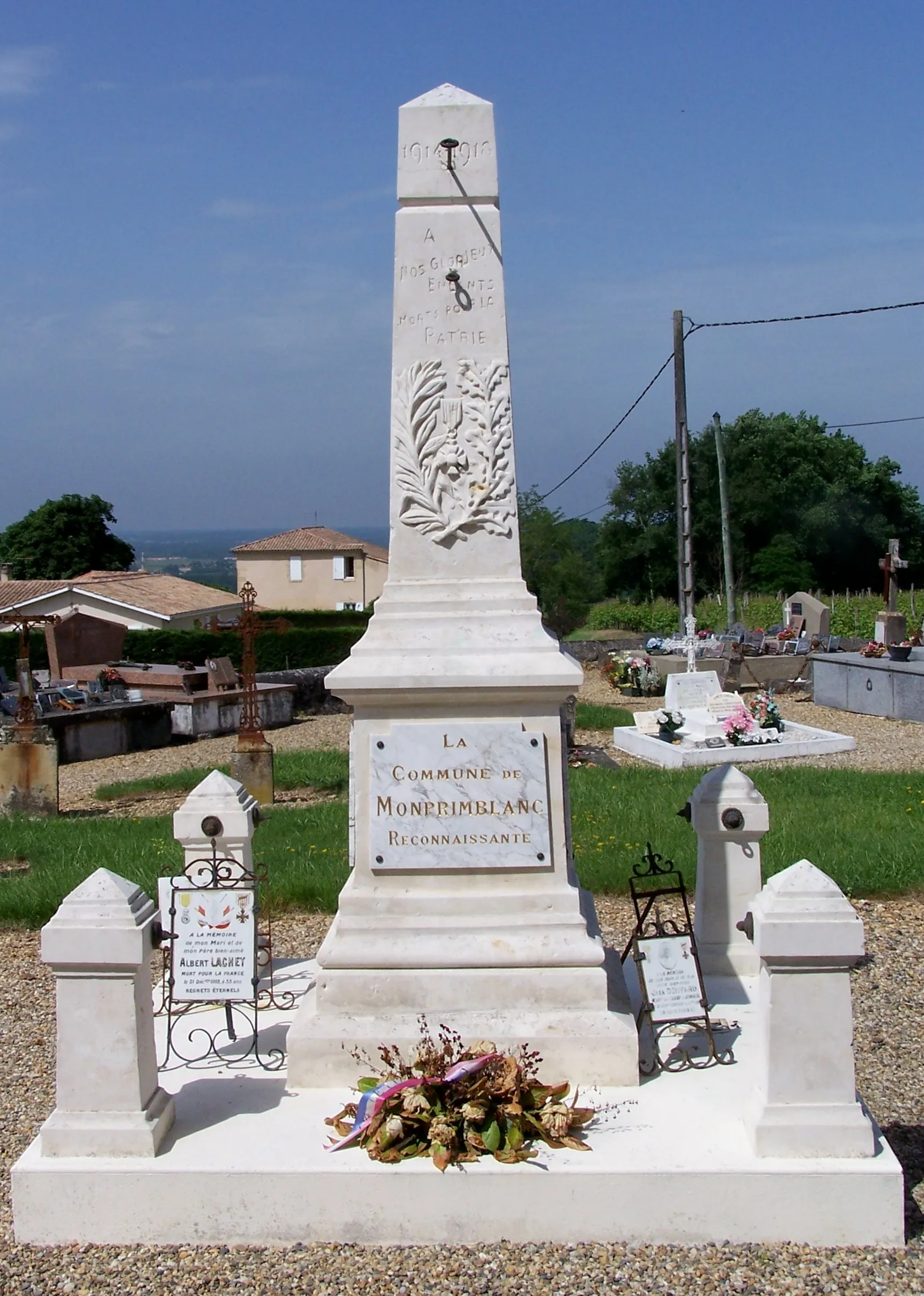 Photo showing: Monument aux morts de Monprimblanc, Gironde, France