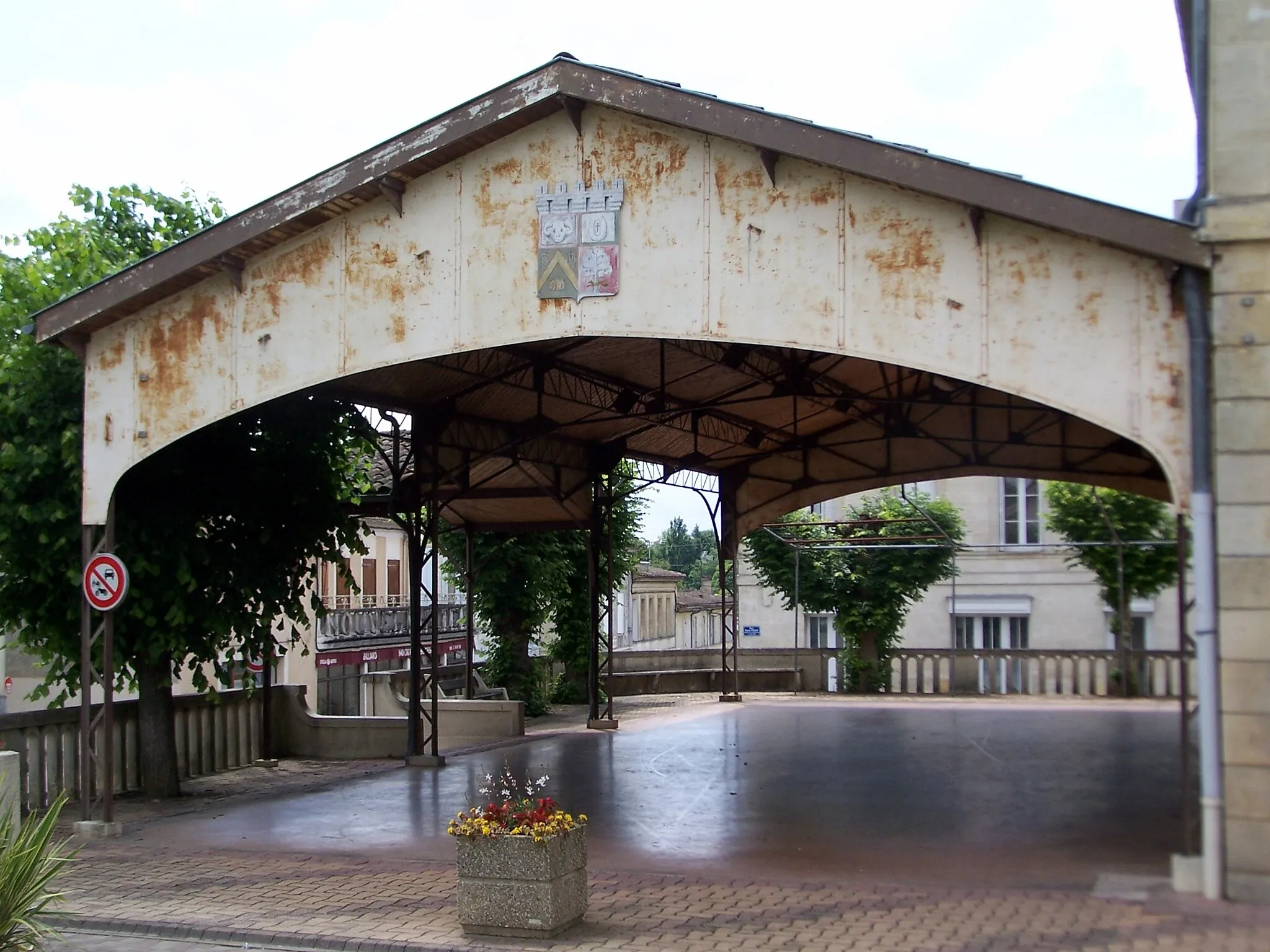 Photo showing: Market hall of Targon (Gironde, France)