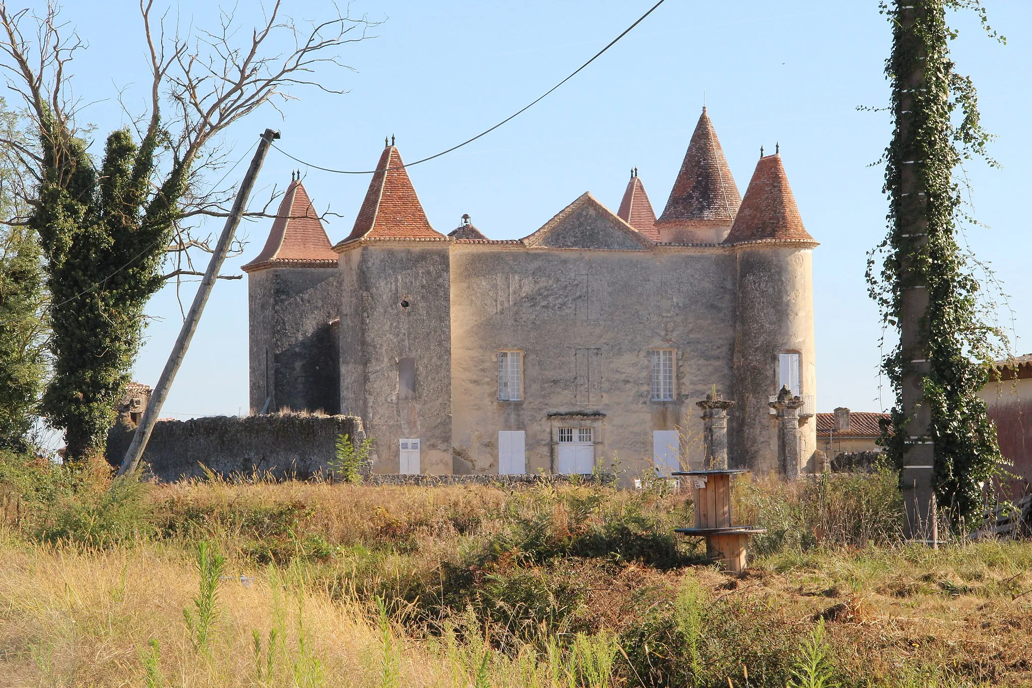 Photo showing: This building is indexed in the base Mérimée, a database of architectural heritage maintained by the French Ministry of Culture, under the reference PA40000041 .