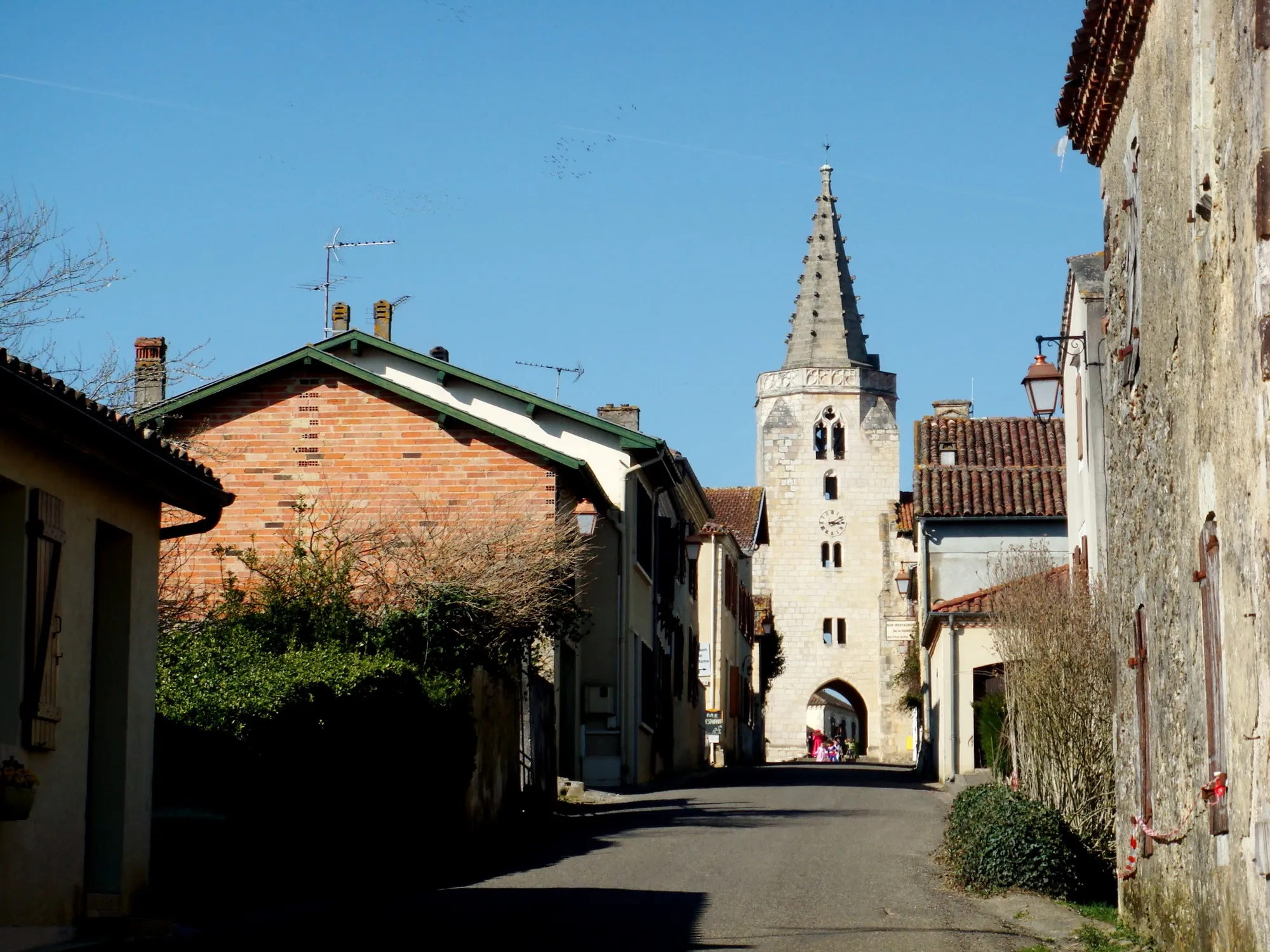 Photo showing: église Saint-Saturnin de Brassempouy (Landes), vue du village