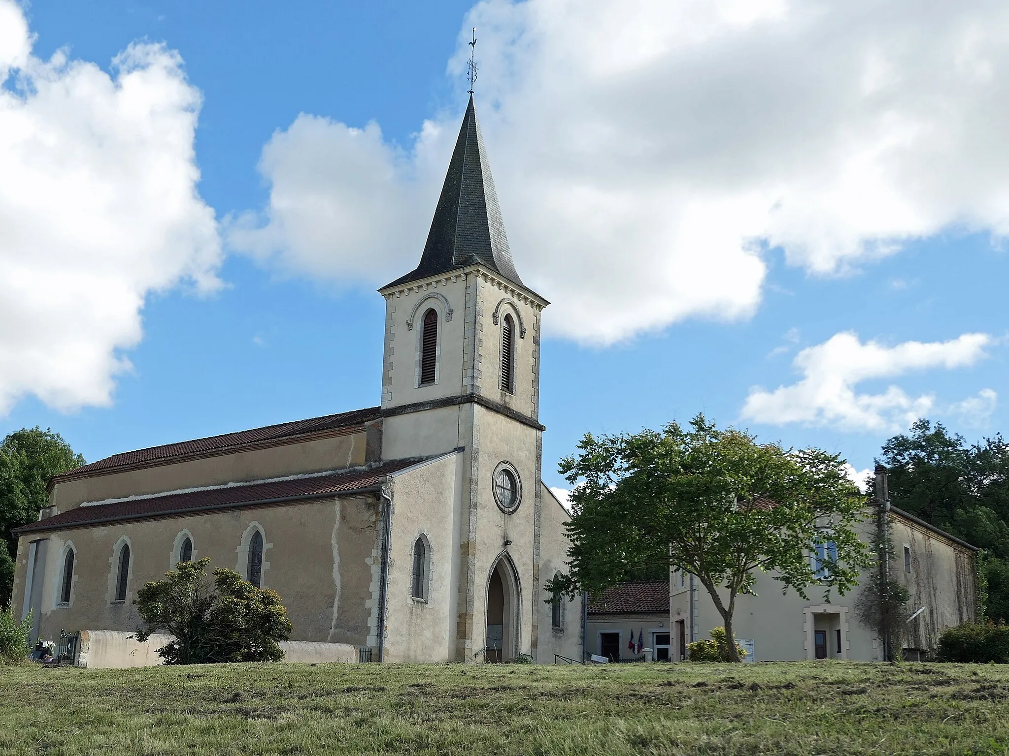 Photo showing: église vue de trois quart en arrière plan on aperçoit la mairie