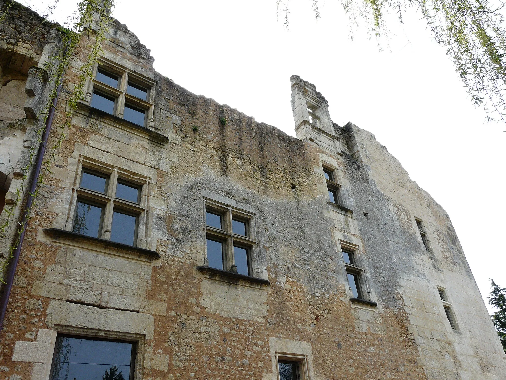 Photo showing: Fenêtres à meneaux dans les ruines du château Barrière, Villamblard, Dordogne, France.