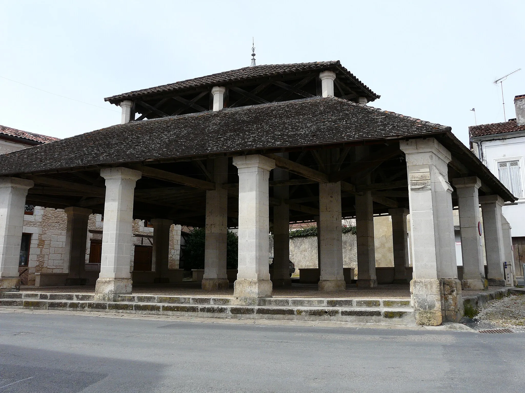 Photo showing: La halle de Villamblard, Dordogne, France.
