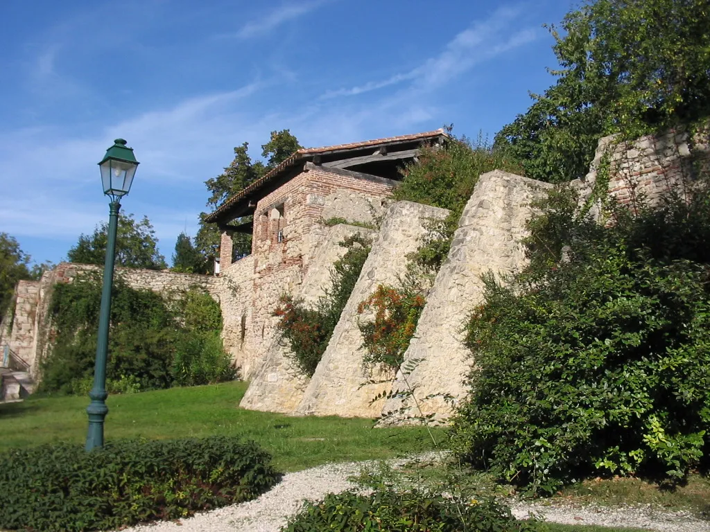 Photo showing: Die Überreste der Stadtbefestigung von Casseneuil am Ufer der Lède