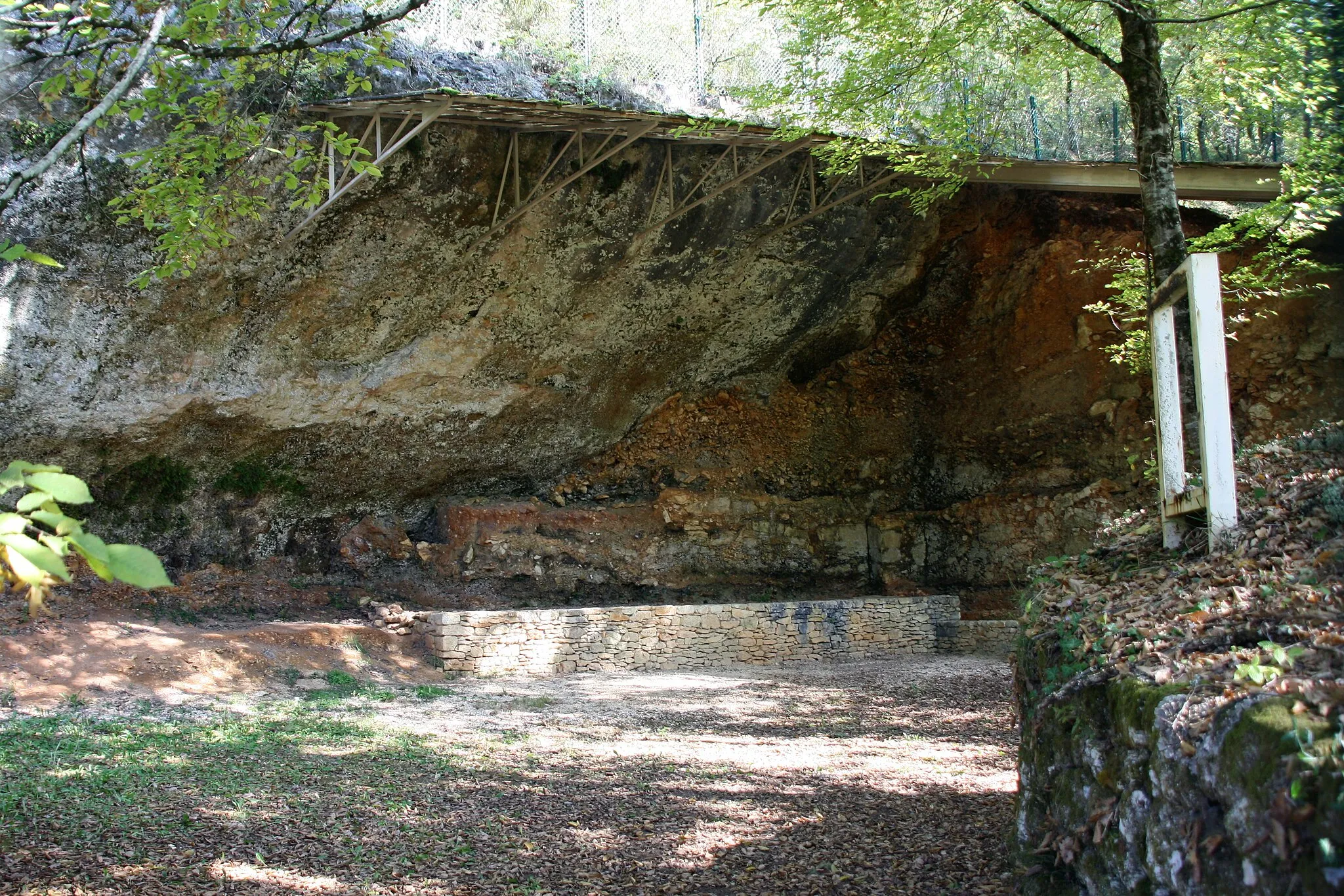 Photo showing: The great rockshelter of La Ferrassie, Savignac-de-Miremont, Dordogne, France. This site was occupied by Neanderthals between roughly 45.000 to 38,300 years BP.