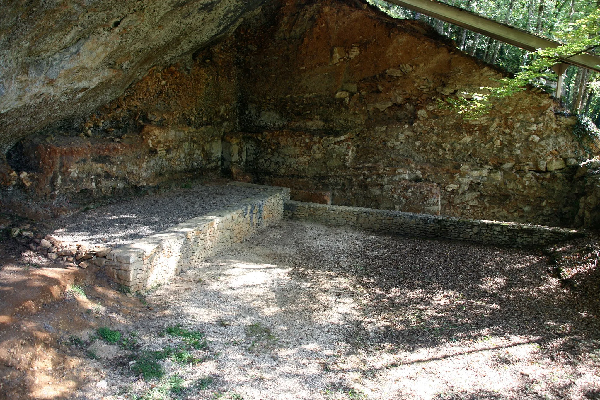 Photo showing: The great rockshelter ("Grand abri") of La Ferrassie, Savignac-de-Miremont, Dordogne, France. This site was occupied by Neanderthals, between roughly 45,000 and 38,300 years BP.