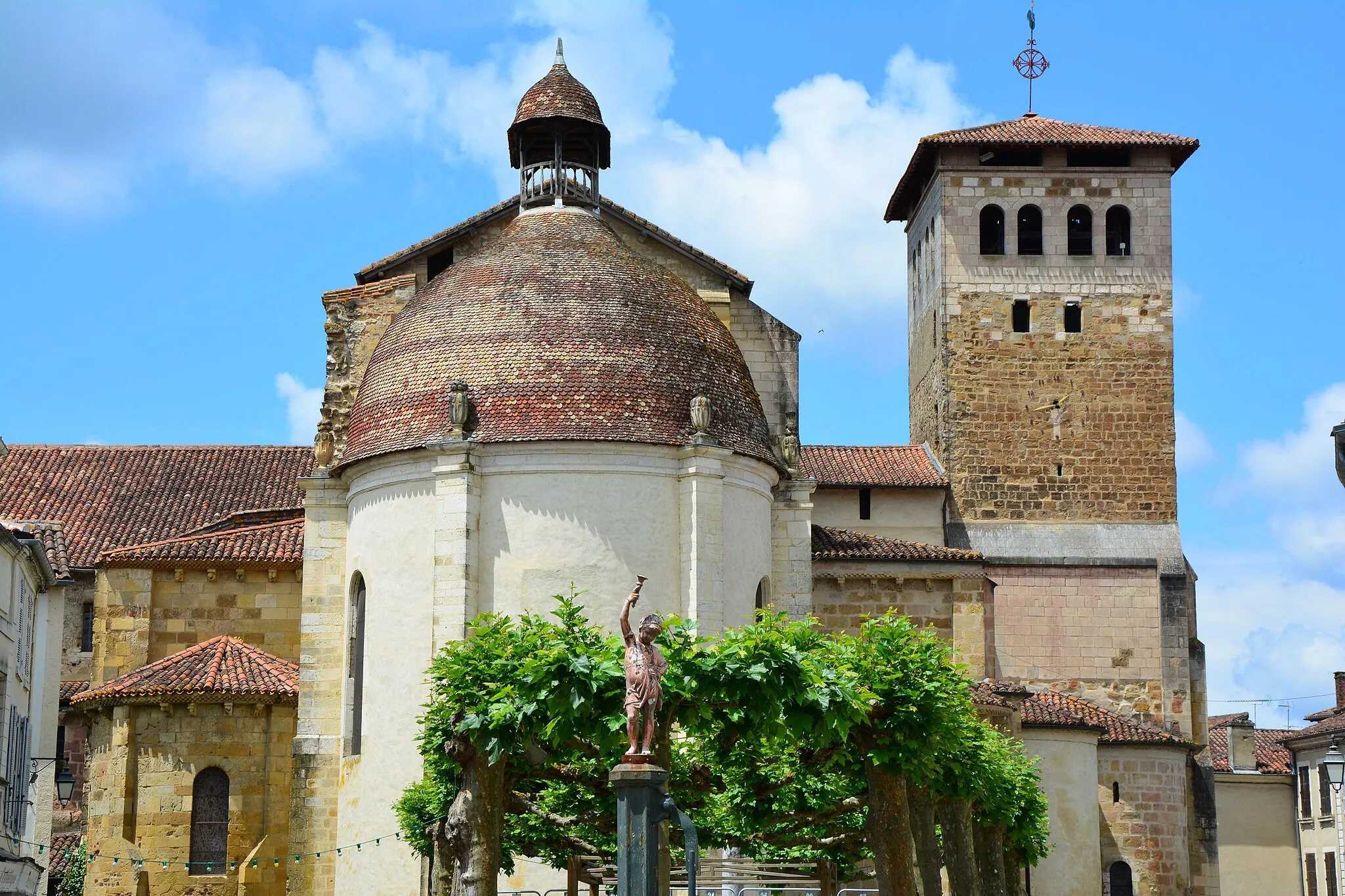 Photo showing: Chevet de l'abbatiale de Saint-Sever vu de la place de Verdun