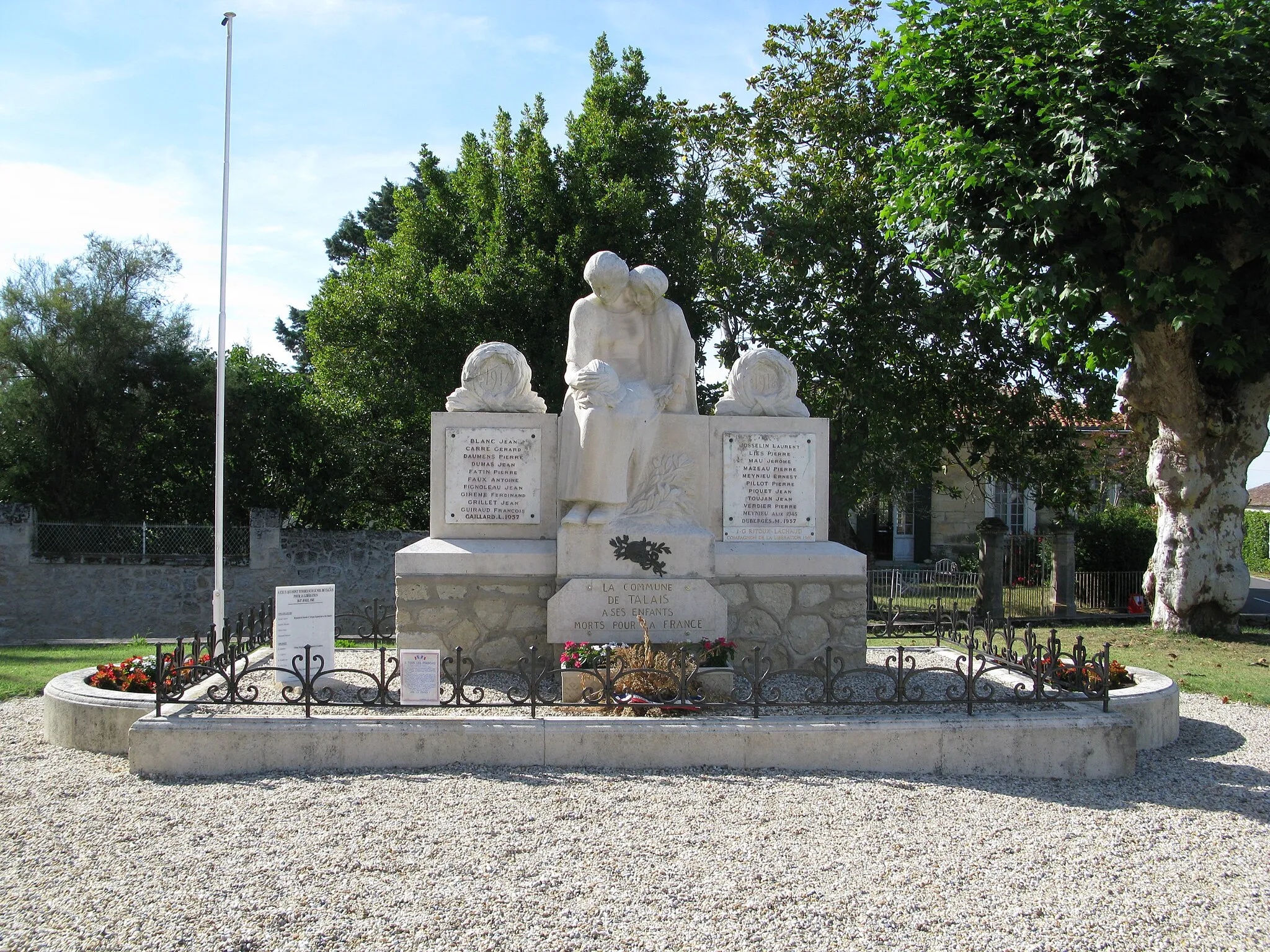 Photo showing: Monument aux morts de Talais