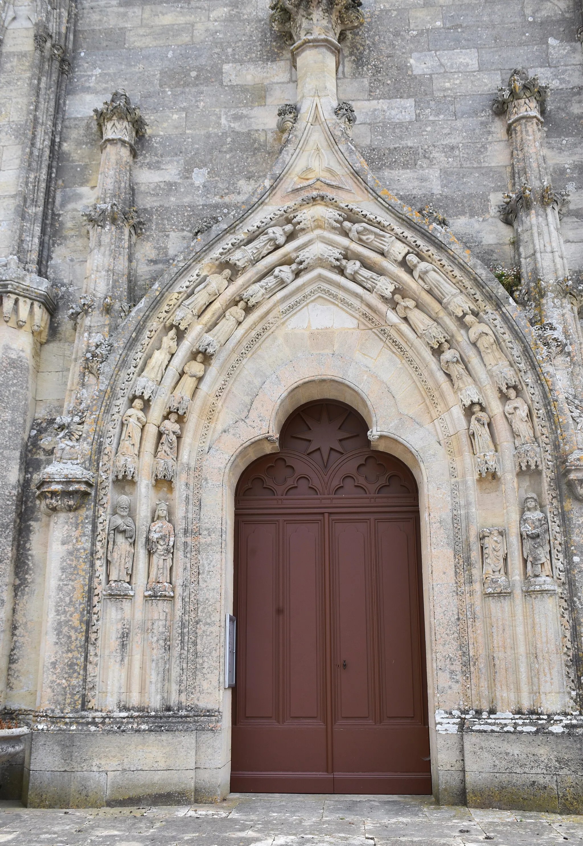 Photo showing: Eglise Saint-Julien -Le portail