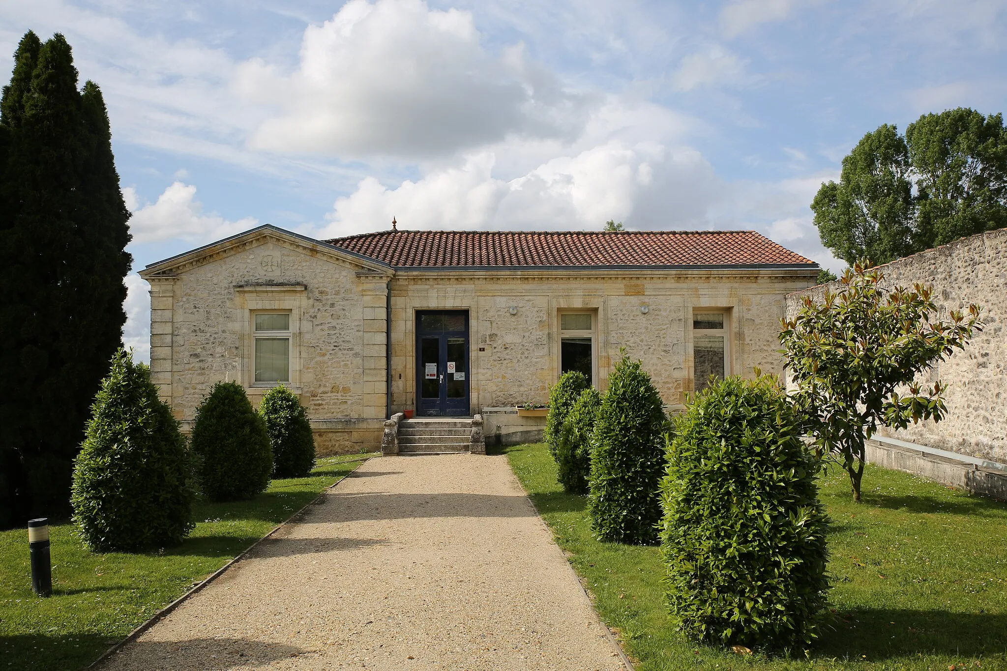 Photo showing: This building is en partie classé, en partie inscrit au titre des monuments historiques de la France. It is indexed in the base Mérimée, a database of architectural heritage maintained by the French Ministry of Culture, under the reference PA00083119 .