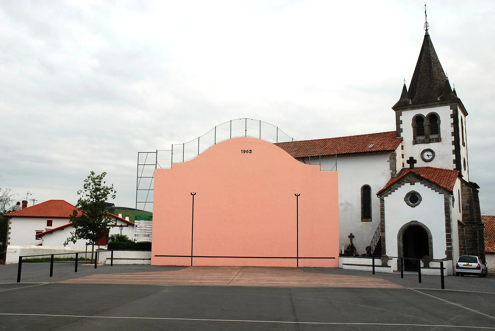 Photo showing: Armendarits, le fronton place libre adossé à l'église Sainte-Marie