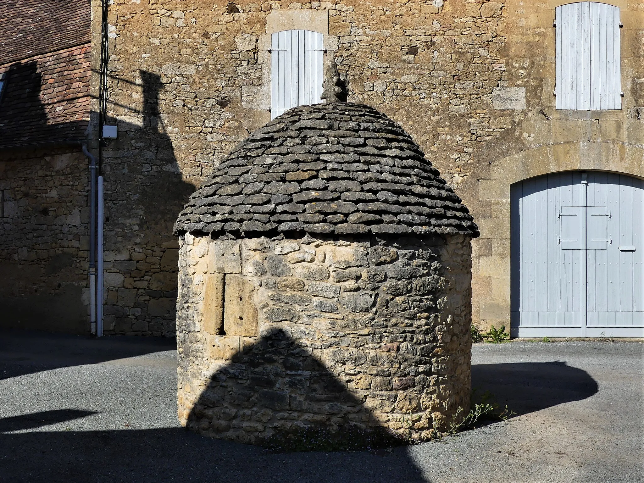 Photo showing: Cabane de pierre sèche formant un puits couvert, dans le bourg de Grand-Castang.