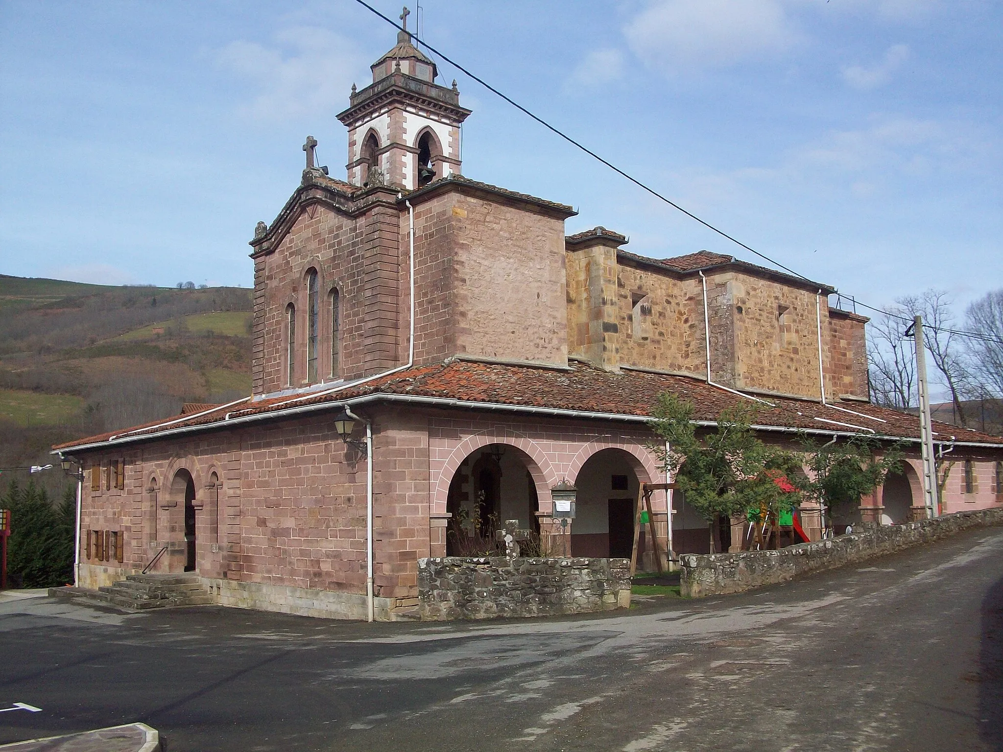 Photo showing: Baztango Arraioz udalerriko eliza. Nafarroa, Euskal Herria.
Church of Arraioz, in Baztan. Navarre, Basque Country.