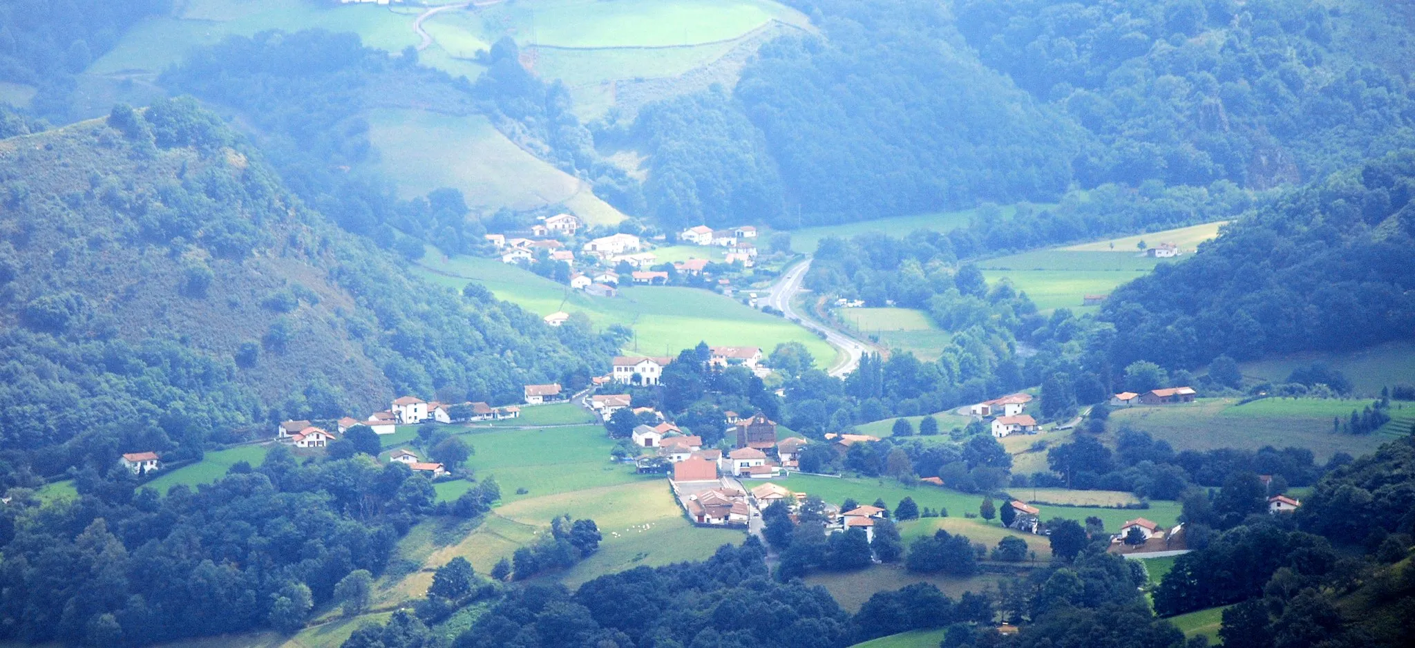 Photo showing: Vue de Bidarray par l'ouest, à proximité de la frontière franco-espagnole. Légère retouche et recadrage.