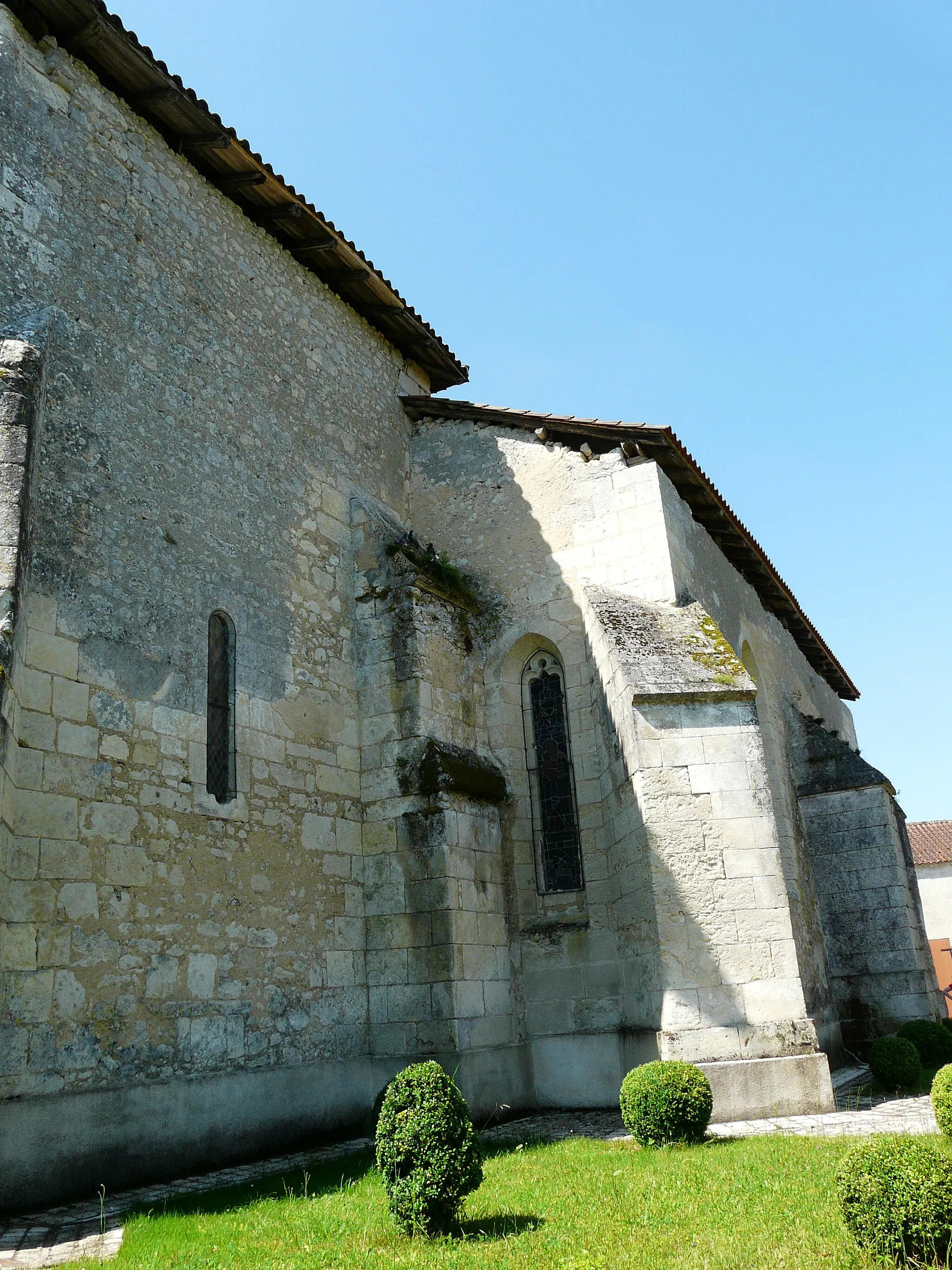 Photo showing: Contreforts de l'église Saint-Pardoux, Saint-Pardoux-de-Drône, Dordogne, France.