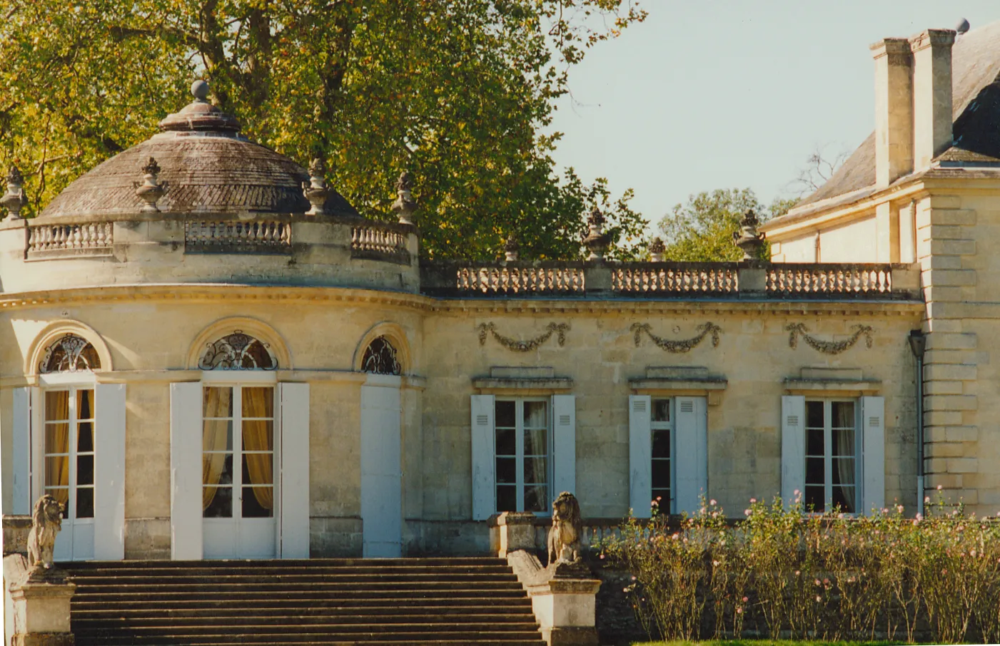 Photo showing: Château de Tauzia, construit à la fin du XVIIIe siècle par l'architecte du grand théâtre de Bordeaux, Victor Louis ; il a été classé monument historique en 19659.