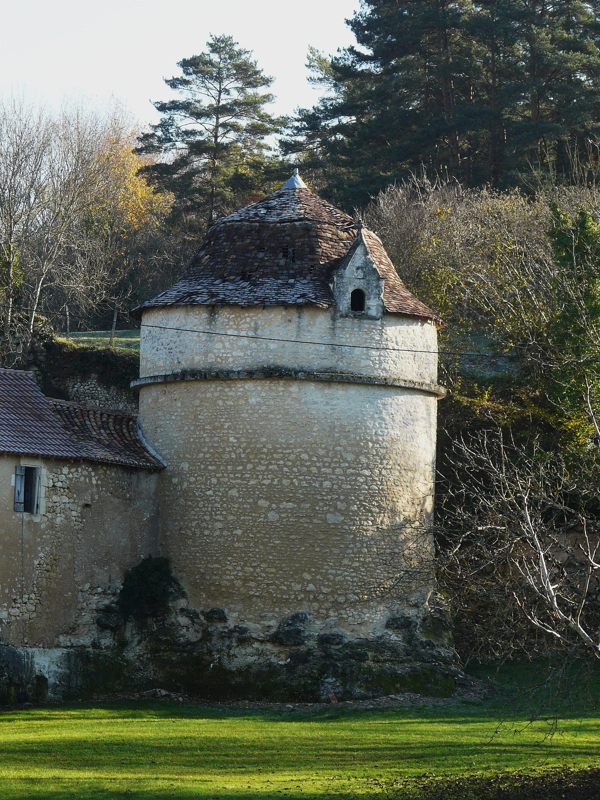 Photo showing: Pigeonnier du château de Jaure, Dordogne, France.