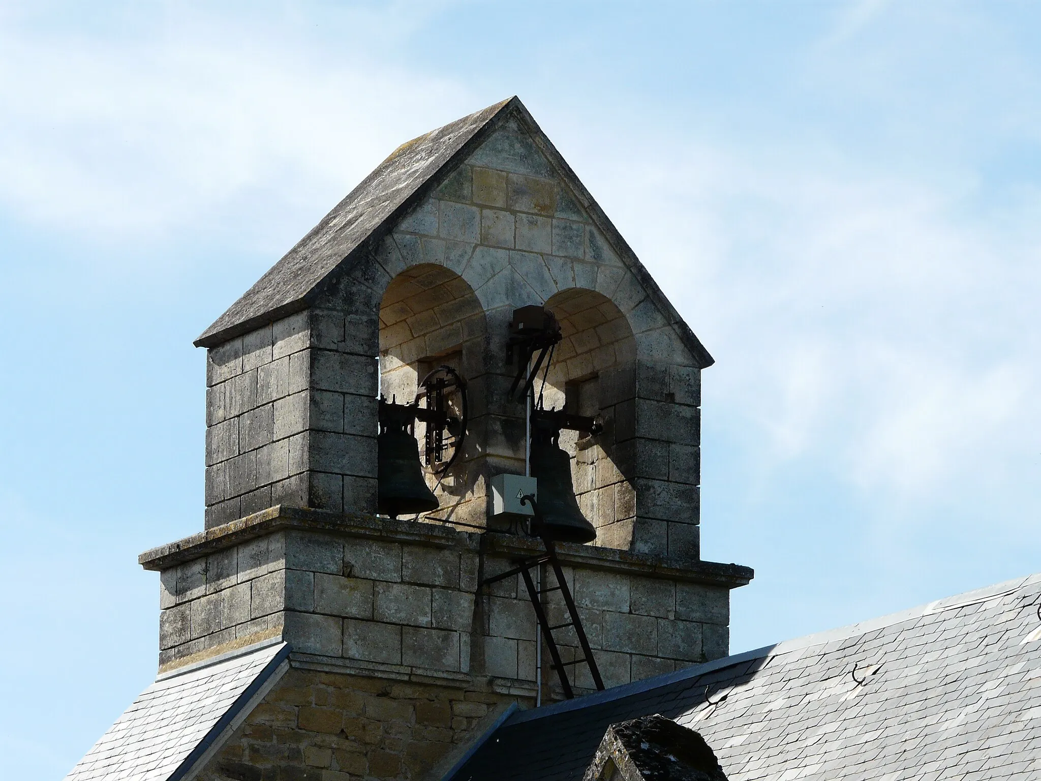 Photo showing: Le clocher-mur de l'église Saint-Quentin de Saint-Quentin, Marcillac-Saint-Quentin, Dordogne, France.