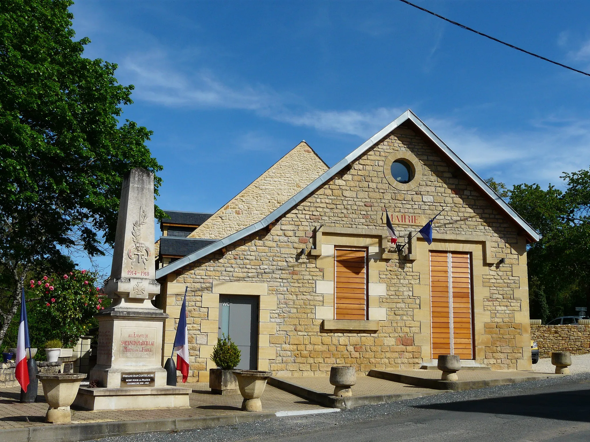 Photo showing: Le monument aux morts et la mairie de Marcillac-Saint-Quentin, Dordogne, France.