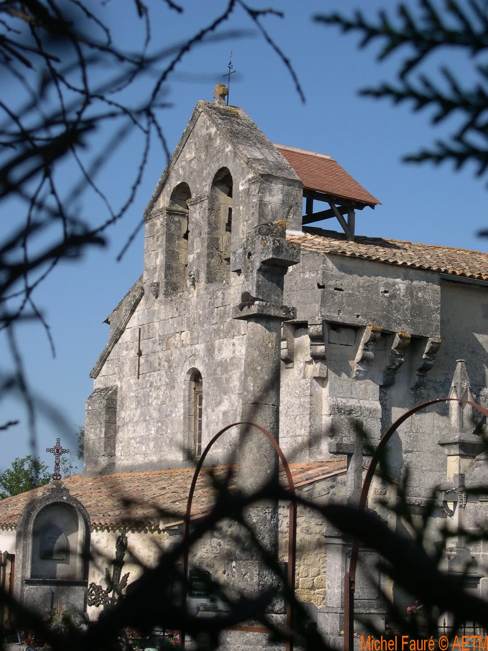 Photo showing: Eglise templière de Marcenais, vue depuis l'exterieur.